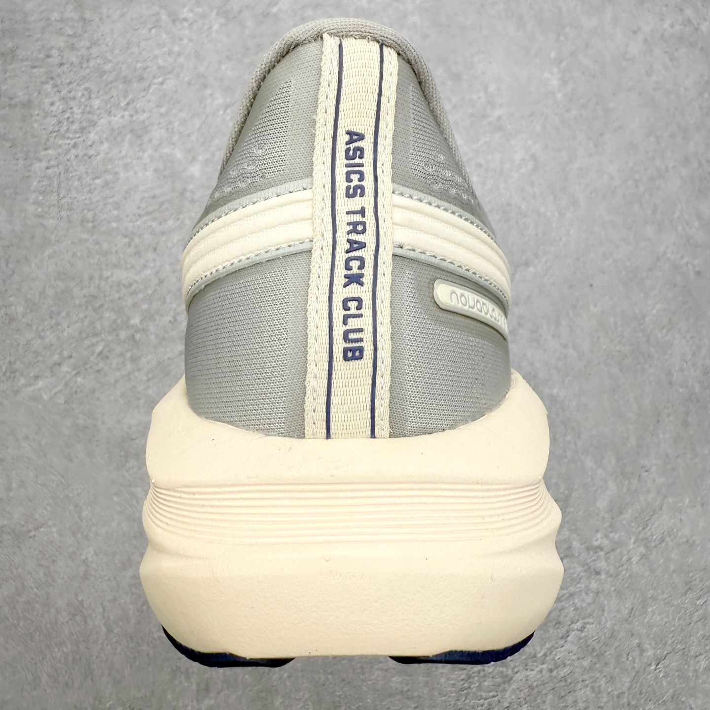 图片[8]-ASICS NOVABLAST 5 亚瑟士舒适缓震跑鞋 鞋面从NOVABLAST 3的工程网眼升级为一片式轻量编织设计 提升了跑鞋的透气性 并配备结构鞋舌 进一步提升透气性的同时减少鞋舌滑动 从而实现更好的包裹感 后跟结构也是亮点之一 不仅提升了稳定性 还能给跑者提供更强支撑 上脚舒适度非常明显 无论如何跑跳晃动 双脚都被包裹的非常服帖舒适 同时前脚掌有足够空间 中足又很贴合 后跟高度和弧度也都非常舒适 从NOVABLAST 5采用全新FF BLAST PLUS ECO轻量高能回弹泡棉材料 这是一种超过20%的生物基可再生资源 在带给跑者更舒适体验同时助力减轻环境负担 值得关注的是NOVABLAST 4将成为该系列首款贴有CO2e标签的鞋款 以进一步严格贯彻ASICS亚瑟士的可持续发展理念 大底采用了低密度设计的AHAR LO 更大程度增强鞋款耐磨性 提升使用寿命 外底液采用了全新设计 其灵感来源于植物的斐波那契螺旋叶片图案 独特的几何纹路使新一代鞋款的外观更具标志性 中底和大底设计都是为了让跑者获得更大的能量反馈 更强的回弹性 在跑步过程中轻弹畅跑 看配置就能感受到NOVABLAST的优势 高回弹、高缓震、且耐用的综合长跑训练鞋 尺码：36 37 38 39 39.5 40 40.5 41.5 42 42.5 43.5 44 45-选品中心