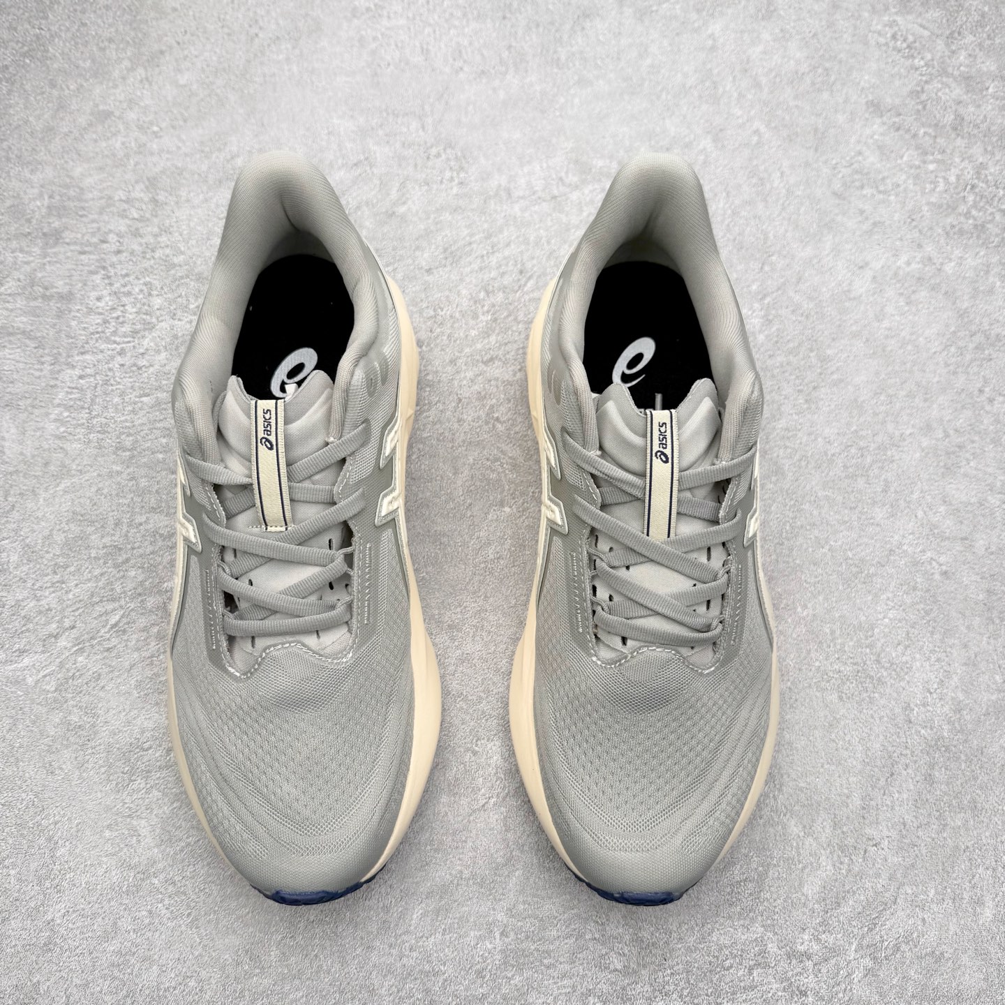 图片[2]-ASICS NOVABLAST 5 亚瑟士舒适缓震跑鞋 鞋面从NOVABLAST 3的工程网眼升级为一片式轻量编织设计 提升了跑鞋的透气性 并配备结构鞋舌 进一步提升透气性的同时减少鞋舌滑动 从而实现更好的包裹感 后跟结构也是亮点之一 不仅提升了稳定性 还能给跑者提供更强支撑 上脚舒适度非常明显 无论如何跑跳晃动 双脚都被包裹的非常服帖舒适 同时前脚掌有足够空间 中足又很贴合 后跟高度和弧度也都非常舒适 从NOVABLAST 5采用全新FF BLAST PLUS ECO轻量高能回弹泡棉材料 这是一种超过20%的生物基可再生资源 在带给跑者更舒适体验同时助力减轻环境负担 值得关注的是NOVABLAST 4将成为该系列首款贴有CO2e标签的鞋款 以进一步严格贯彻ASICS亚瑟士的可持续发展理念 大底采用了低密度设计的AHAR LO 更大程度增强鞋款耐磨性 提升使用寿命 外底液采用了全新设计 其灵感来源于植物的斐波那契螺旋叶片图案 独特的几何纹路使新一代鞋款的外观更具标志性 中底和大底设计都是为了让跑者获得更大的能量反馈 更强的回弹性 在跑步过程中轻弹畅跑 看配置就能感受到NOVABLAST的优势 高回弹、高缓震、且耐用的综合长跑训练鞋 尺码：36 37 38 39 39.5 40 40.5 41.5 42 42.5 43.5 44 45-选品中心