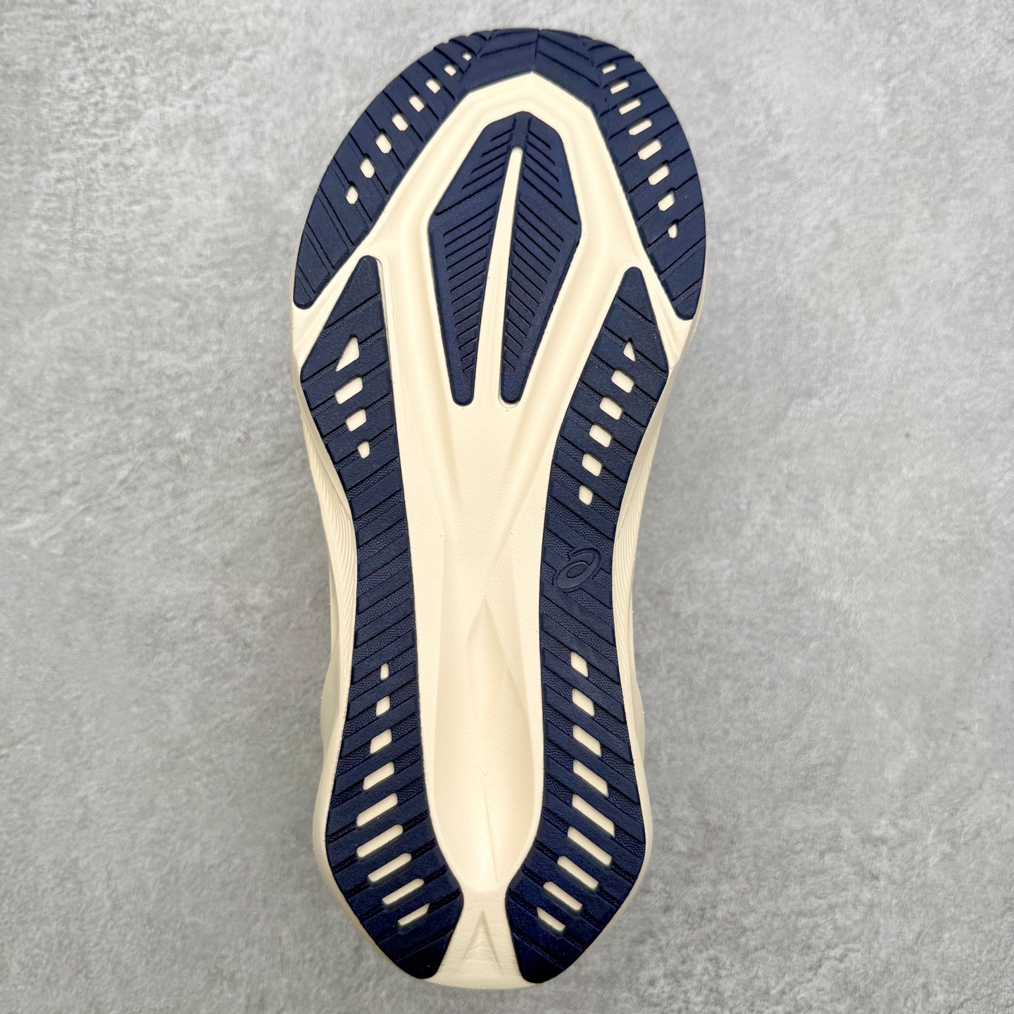 图片[9]-ASICS NOVABLAST 5 亚瑟士舒适缓震跑鞋 鞋面从NOVABLAST 3的工程网眼升级为一片式轻量编织设计 提升了跑鞋的透气性 并配备结构鞋舌 进一步提升透气性的同时减少鞋舌滑动 从而实现更好的包裹感 后跟结构也是亮点之一 不仅提升了稳定性 还能给跑者提供更强支撑 上脚舒适度非常明显 无论如何跑跳晃动 双脚都被包裹的非常服帖舒适 同时前脚掌有足够空间 中足又很贴合 后跟高度和弧度也都非常舒适 从NOVABLAST 5采用全新FF BLAST PLUS ECO轻量高能回弹泡棉材料 这是一种超过20%的生物基可再生资源 在带给跑者更舒适体验同时助力减轻环境负担 值得关注的是NOVABLAST 4将成为该系列首款贴有CO2e标签的鞋款 以进一步严格贯彻ASICS亚瑟士的可持续发展理念 大底采用了低密度设计的AHAR LO 更大程度增强鞋款耐磨性 提升使用寿命 外底液采用了全新设计 其灵感来源于植物的斐波那契螺旋叶片图案 独特的几何纹路使新一代鞋款的外观更具标志性 中底和大底设计都是为了让跑者获得更大的能量反馈 更强的回弹性 在跑步过程中轻弹畅跑 看配置就能感受到NOVABLAST的优势 高回弹、高缓震、且耐用的综合长跑训练鞋 尺码：36 37 38 39 39.5 40 40.5 41.5 42 42.5 43.5 44 45-选品中心