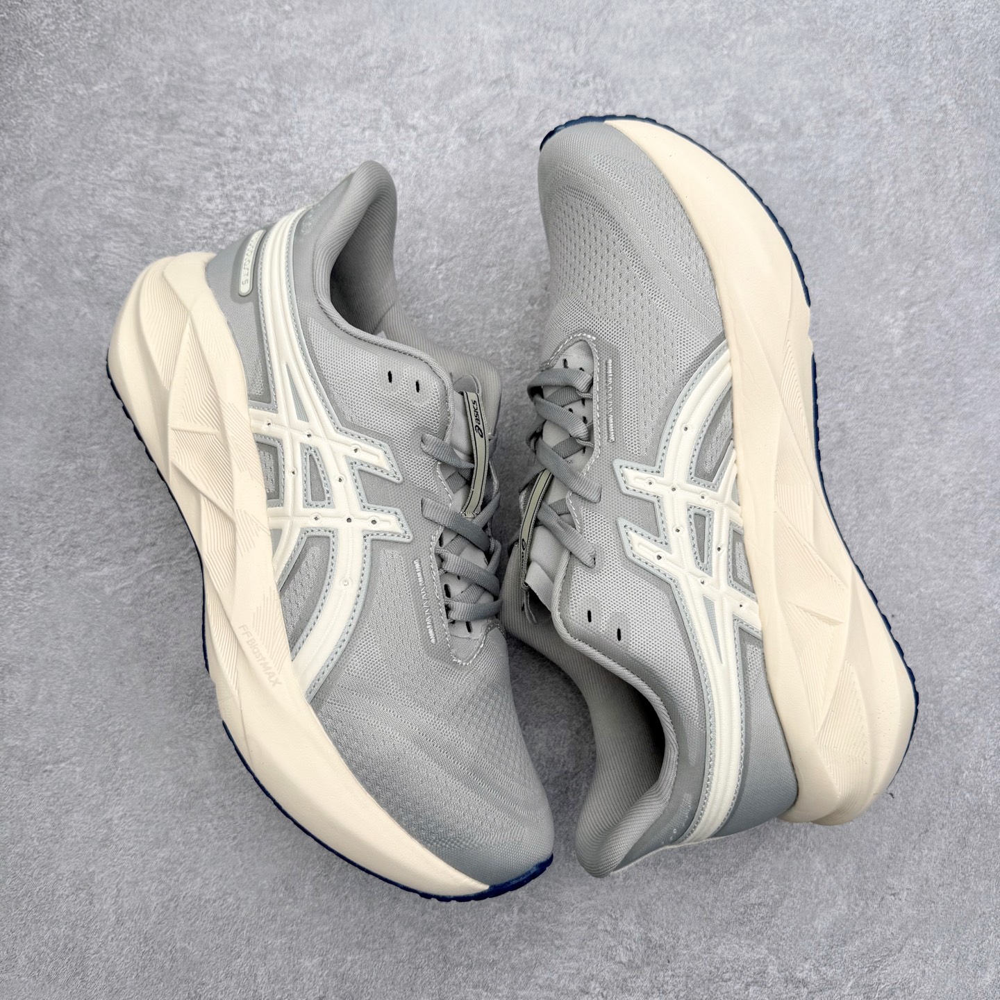 图片[3]-ASICS NOVABLAST 5 亚瑟士舒适缓震跑鞋 鞋面从NOVABLAST 3的工程网眼升级为一片式轻量编织设计 提升了跑鞋的透气性 并配备结构鞋舌 进一步提升透气性的同时减少鞋舌滑动 从而实现更好的包裹感 后跟结构也是亮点之一 不仅提升了稳定性 还能给跑者提供更强支撑 上脚舒适度非常明显 无论如何跑跳晃动 双脚都被包裹的非常服帖舒适 同时前脚掌有足够空间 中足又很贴合 后跟高度和弧度也都非常舒适 从NOVABLAST 5采用全新FF BLAST PLUS ECO轻量高能回弹泡棉材料 这是一种超过20%的生物基可再生资源 在带给跑者更舒适体验同时助力减轻环境负担 值得关注的是NOVABLAST 4将成为该系列首款贴有CO2e标签的鞋款 以进一步严格贯彻ASICS亚瑟士的可持续发展理念 大底采用了低密度设计的AHAR LO 更大程度增强鞋款耐磨性 提升使用寿命 外底液采用了全新设计 其灵感来源于植物的斐波那契螺旋叶片图案 独特的几何纹路使新一代鞋款的外观更具标志性 中底和大底设计都是为了让跑者获得更大的能量反馈 更强的回弹性 在跑步过程中轻弹畅跑 看配置就能感受到NOVABLAST的优势 高回弹、高缓震、且耐用的综合长跑训练鞋 尺码：36 37 38 39 39.5 40 40.5 41.5 42 42.5 43.5 44 45-选品中心