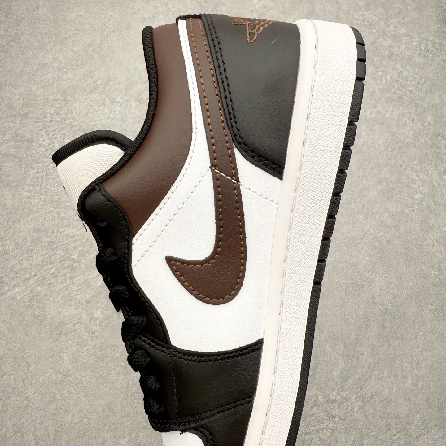 图片[7]-＃DT纯原 Air Jordan AJ1 Low 低帮 IO3393-010 终端优势供应 市面中低帮最具代表性版本没有之一 口碑大厂出品 品控大底版型不断改良更新 全套原纸板楦头开发 确保原汁原味 完美呈现版型 完美零毛边处理 原厂内置全掌气垫 价格定位良心 平台专用代工流水线出品 一眼公司既视感 拿到手的一瞬间就与众不同 碾压市面所有版本 全部原鞋开发 每一个配色都会采购原鞋确认细节 打破市面看图做货无好货之说 尺码：35.5 36 36.5 37.5 38 38.5 39 40 40.5 41 42 42.5 43 44 44.5 45 46-选品中心