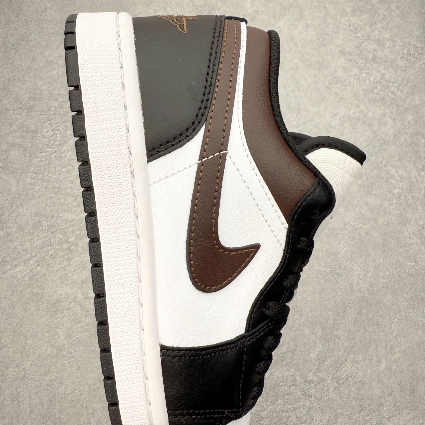 图片[6]-＃DT纯原 Air Jordan AJ1 Low 低帮 IO3393-010 终端优势供应 市面中低帮最具代表性版本没有之一 口碑大厂出品 品控大底版型不断改良更新 全套原纸板楦头开发 确保原汁原味 完美呈现版型 完美零毛边处理 原厂内置全掌气垫 价格定位良心 平台专用代工流水线出品 一眼公司既视感 拿到手的一瞬间就与众不同 碾压市面所有版本 全部原鞋开发 每一个配色都会采购原鞋确认细节 打破市面看图做货无好货之说 尺码：35.5 36 36.5 37.5 38 38.5 39 40 40.5 41 42 42.5 43 44 44.5 45 46-选品中心