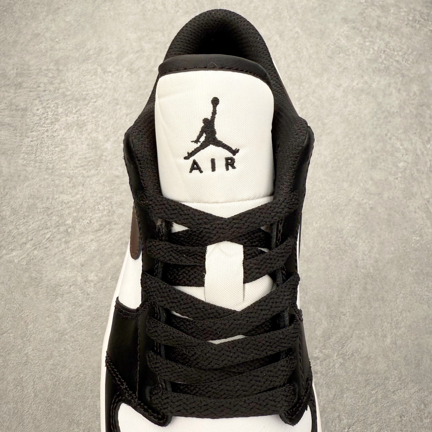 图片[5]-＃DT纯原 Air Jordan AJ1 Low 低帮 IO3393-010 终端优势供应 市面中低帮最具代表性版本没有之一 口碑大厂出品 品控大底版型不断改良更新 全套原纸板楦头开发 确保原汁原味 完美呈现版型 完美零毛边处理 原厂内置全掌气垫 价格定位良心 平台专用代工流水线出品 一眼公司既视感 拿到手的一瞬间就与众不同 碾压市面所有版本 全部原鞋开发 每一个配色都会采购原鞋确认细节 打破市面看图做货无好货之说 尺码：35.5 36 36.5 37.5 38 38.5 39 40 40.5 41 42 42.5 43 44 44.5 45 46-选品中心