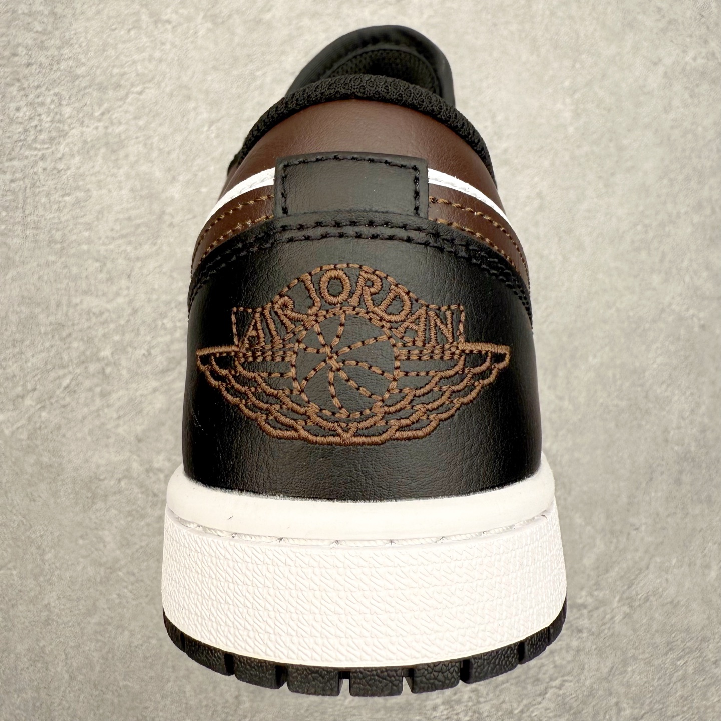 图片[8]-＃DT纯原 Air Jordan AJ1 Low 低帮 IO3393-010 终端优势供应 市面中低帮最具代表性版本没有之一 口碑大厂出品 品控大底版型不断改良更新 全套原纸板楦头开发 确保原汁原味 完美呈现版型 完美零毛边处理 原厂内置全掌气垫 价格定位良心 平台专用代工流水线出品 一眼公司既视感 拿到手的一瞬间就与众不同 碾压市面所有版本 全部原鞋开发 每一个配色都会采购原鞋确认细节 打破市面看图做货无好货之说 尺码：35.5 36 36.5 37.5 38 38.5 39 40 40.5 41 42 42.5 43 44 44.5 45 46-选品中心