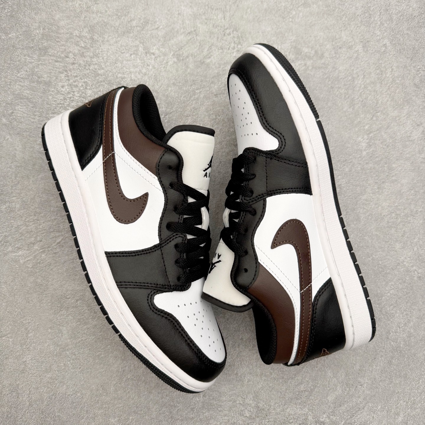 图片[3]-＃DT纯原 Air Jordan AJ1 Low 低帮 IO3393-010 终端优势供应 市面中低帮最具代表性版本没有之一 口碑大厂出品 品控大底版型不断改良更新 全套原纸板楦头开发 确保原汁原味 完美呈现版型 完美零毛边处理 原厂内置全掌气垫 价格定位良心 平台专用代工流水线出品 一眼公司既视感 拿到手的一瞬间就与众不同 碾压市面所有版本 全部原鞋开发 每一个配色都会采购原鞋确认细节 打破市面看图做货无好货之说 尺码：35.5 36 36.5 37.5 38 38.5 39 40 40.5 41 42 42.5 43 44 44.5 45 46-选品中心