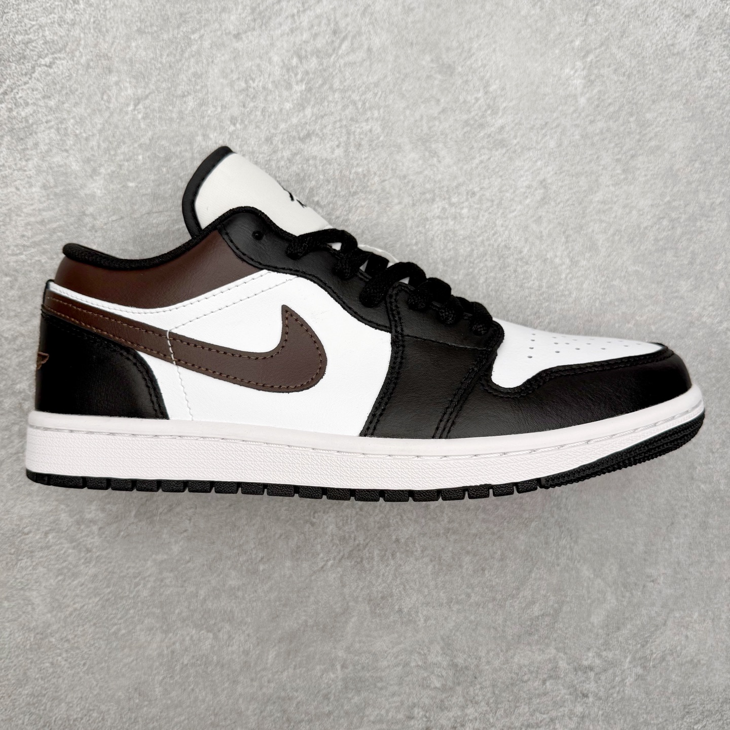 ＃DT纯原 Air Jordan AJ1 Low 低帮 IO3393-010 终端优势供应 市面中低帮最具代表性版本没有之一 口碑大厂出品 品控大底版型不断改良更新 全套原纸板楦头开发 确保原汁原味 完美呈现版型 完美零毛边处理 原厂内置全掌气垫 价格定位良心 平台专用代工流水线出品 一眼公司既视感 拿到手的一瞬间就与众不同 碾压市面所有版本 全部原鞋开发 每一个配色都会采购原鞋确认细节 打破市面看图做货无好货之说 尺码：35.5 36 36.5 37.5 38 38.5 39 40 40.5 41 42 42.5 43 44 44.5 45 46-选品中心