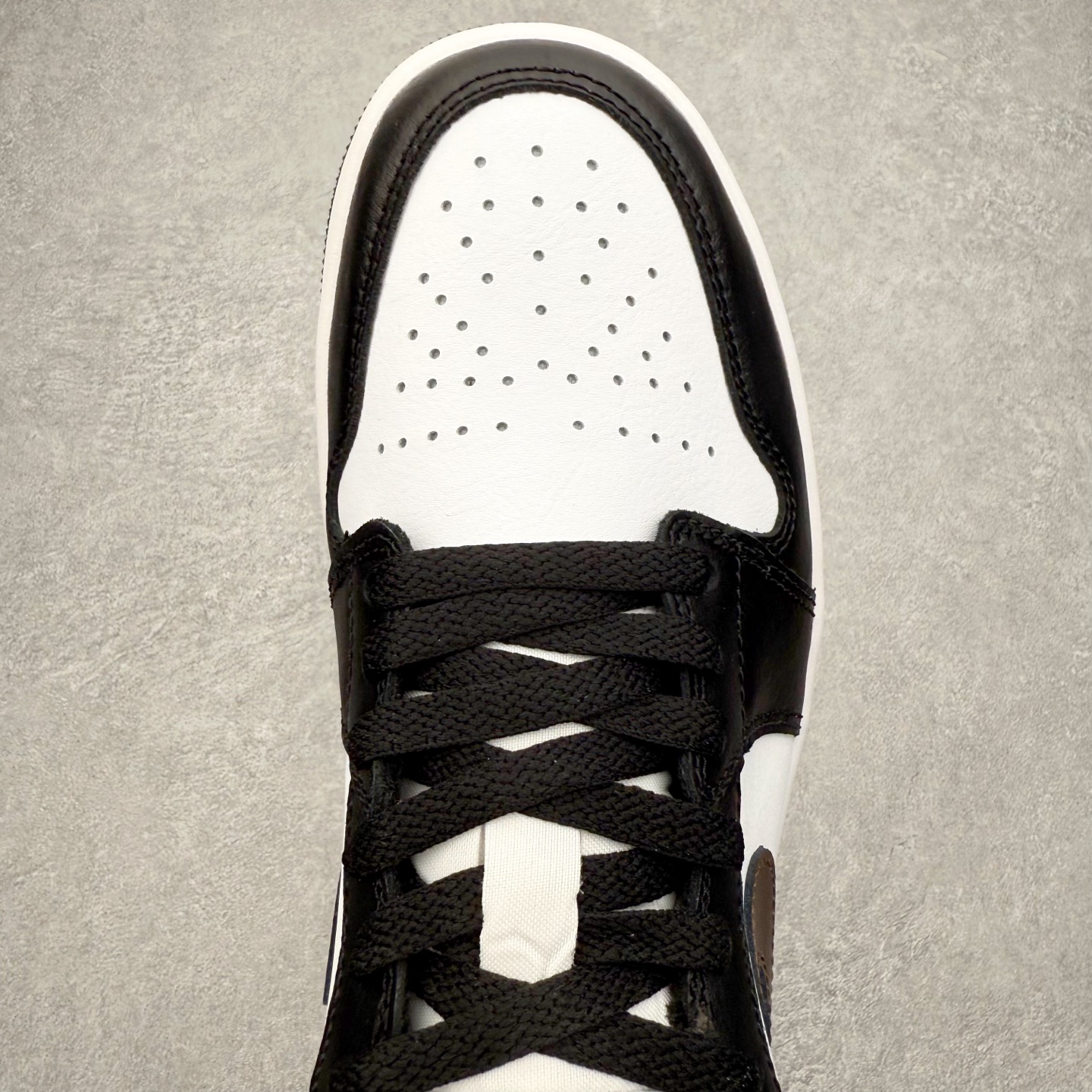 图片[4]-＃DT纯原 Air Jordan AJ1 Low 低帮 IO3393-010 终端优势供应 市面中低帮最具代表性版本没有之一 口碑大厂出品 品控大底版型不断改良更新 全套原纸板楦头开发 确保原汁原味 完美呈现版型 完美零毛边处理 原厂内置全掌气垫 价格定位良心 平台专用代工流水线出品 一眼公司既视感 拿到手的一瞬间就与众不同 碾压市面所有版本 全部原鞋开发 每一个配色都会采购原鞋确认细节 打破市面看图做货无好货之说 尺码：35.5 36 36.5 37.5 38 38.5 39 40 40.5 41 42 42.5 43 44 44.5 45 46-选品中心