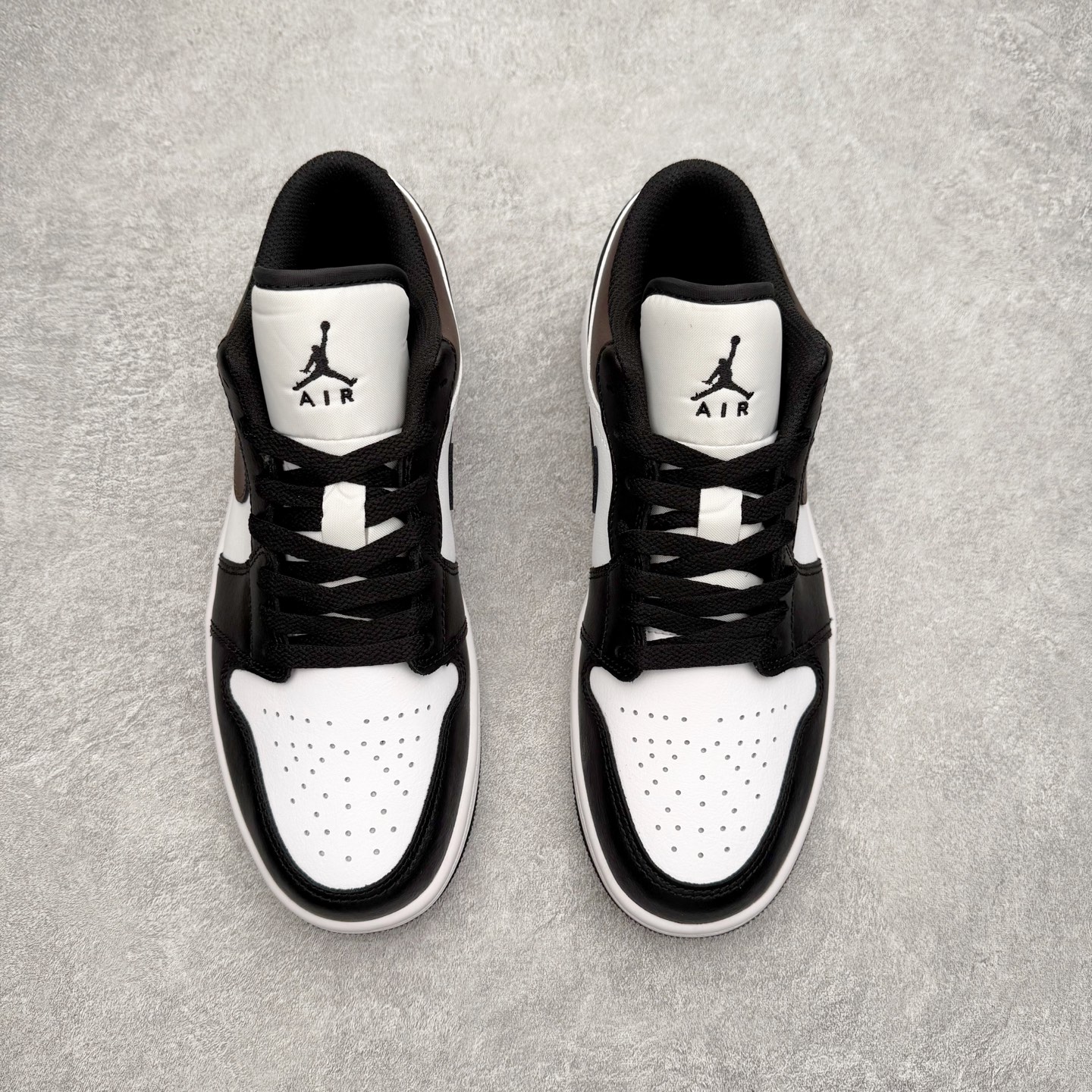 图片[2]-＃DT纯原 Air Jordan AJ1 Low 低帮 IO3393-010 终端优势供应 市面中低帮最具代表性版本没有之一 口碑大厂出品 品控大底版型不断改良更新 全套原纸板楦头开发 确保原汁原味 完美呈现版型 完美零毛边处理 原厂内置全掌气垫 价格定位良心 平台专用代工流水线出品 一眼公司既视感 拿到手的一瞬间就与众不同 碾压市面所有版本 全部原鞋开发 每一个配色都会采购原鞋确认细节 打破市面看图做货无好货之说 尺码：35.5 36 36.5 37.5 38 38.5 39 40 40.5 41 42 42.5 43 44 44.5 45 46-选品中心