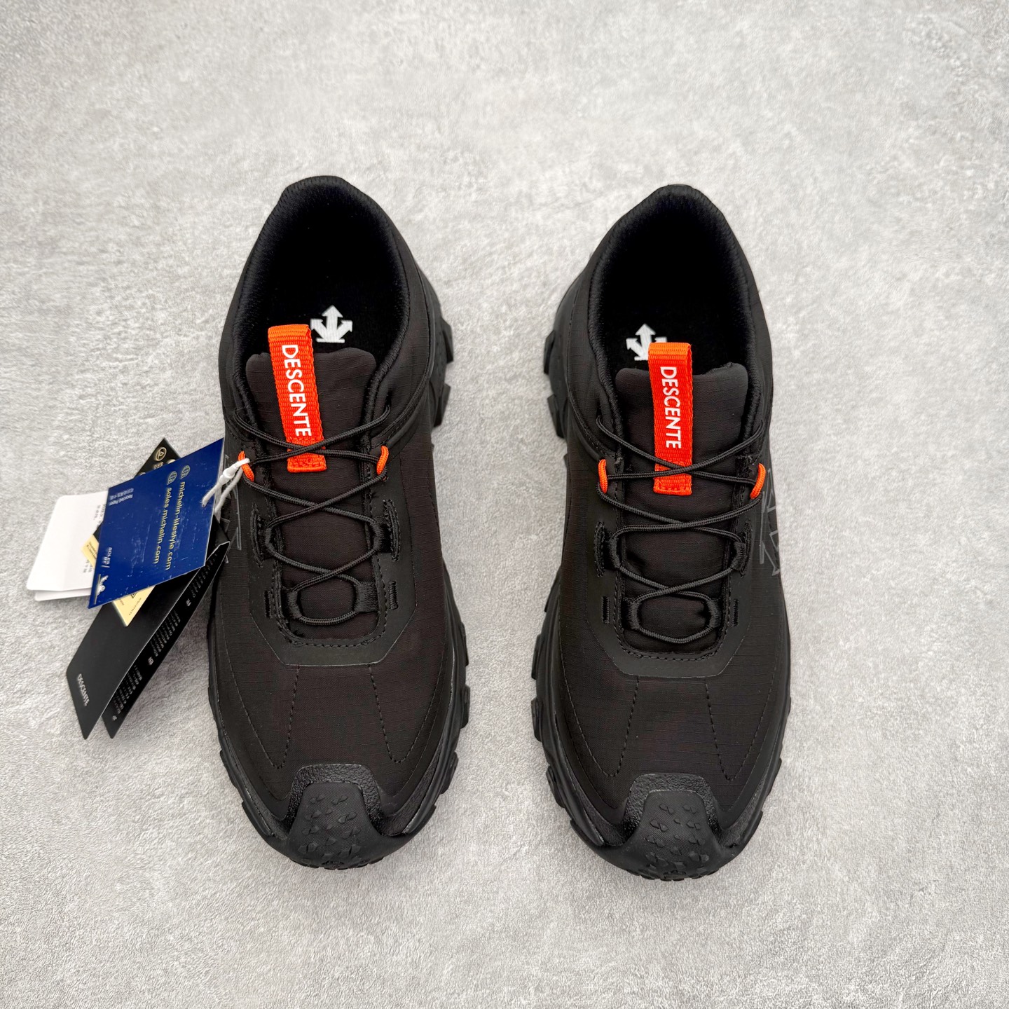 图片[2]-DESCENTE SKI STYLE SNOW RIDE 迪桑特舒适防滑耐磨低帮生活休闲鞋 DESCENTE（迪桑特）创立于1935年，品牌名取自法语词汇，意为“滑降”。品牌箭头标识代表滑雪的三种技术“高速直线滑行”、“穿越”和“侧滑”，也寓意品牌在打造高端专业运动产品中不断追求完美的创新精神，致力于成为中国高端专业滑雪、综训、女子、铁人三项、高尔夫的第一品牌。尺码：39 40 40.5 41 42 42.5 43 44 44.5 45-选品中心