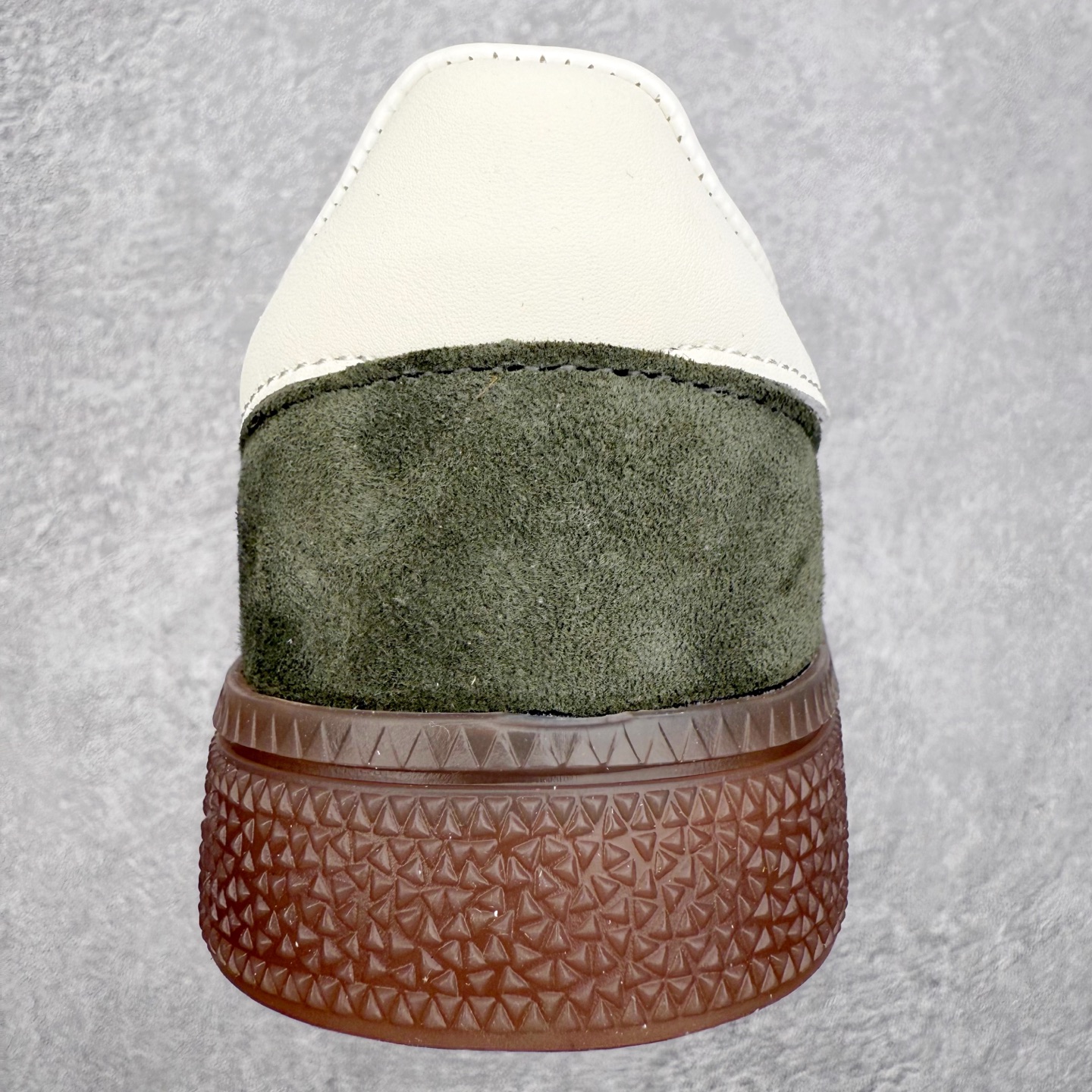 图片[8]-AD Originals Handball SPZL 手球运动员系列百搭休闲运动板鞋 KI5940 这款来自阿迪达斯的这款HANDBALL SPZL前身是一双手球运动鞋，这一次拿来复刻，所以鞋面的主要色彩选用了黑色， 鞋面外侧除了Spezial字母之外还有三叶草标志。Handball SPZL作为复古手球训练鞋与作为室内足球鞋的Samba有着异曲同工之处，但是质感更为出众的鞋身以及丰富的配色选择比起Samba来讲可以说是更胜一筹了！尺码：36 36⅔ 37⅓ 38 38⅔ 39⅓ 40 40⅔ 41⅓ 42 42⅔ 43⅓ 44 45-选品中心