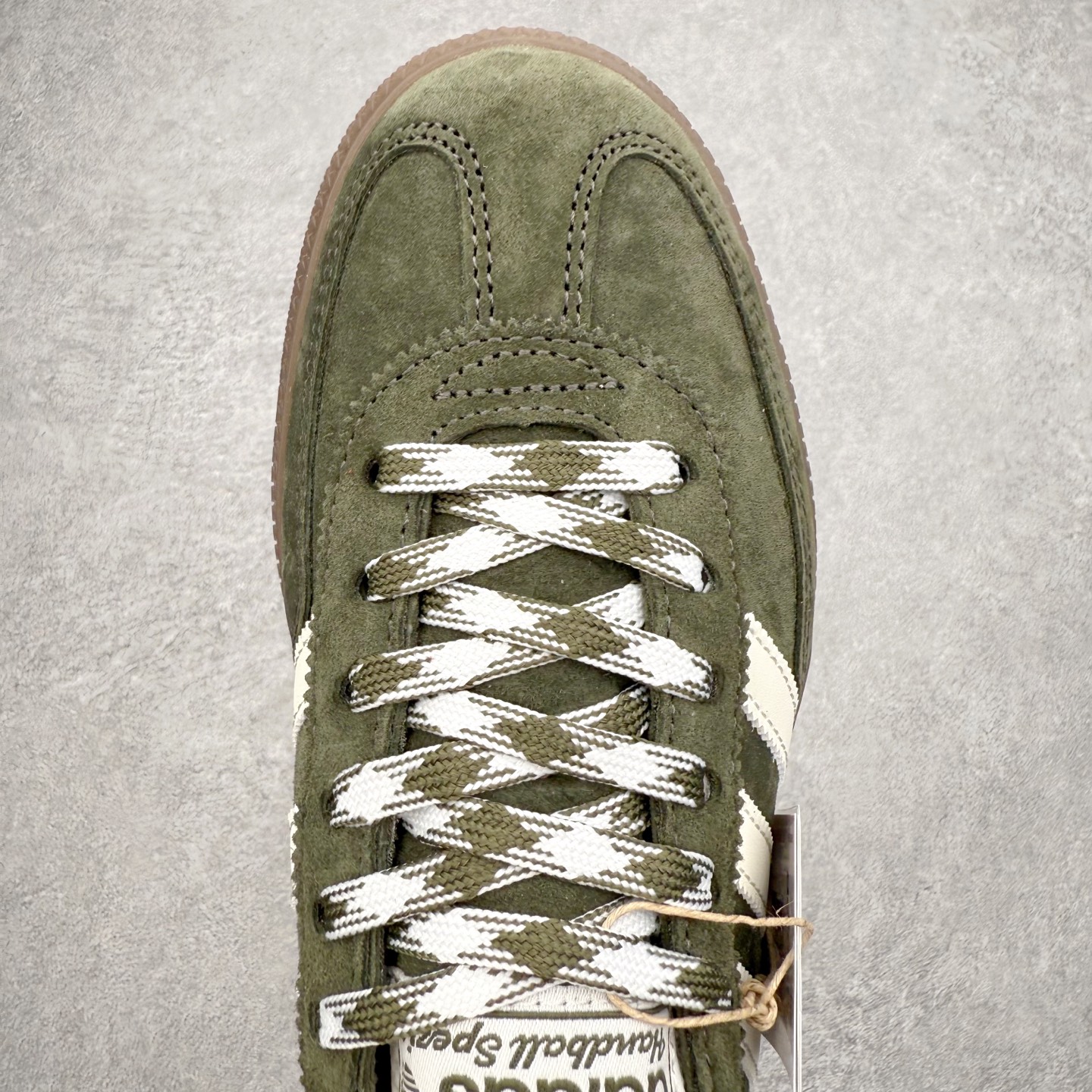 图片[4]-AD Originals Handball SPZL 手球运动员系列百搭休闲运动板鞋 KI5940 这款来自阿迪达斯的这款HANDBALL SPZL前身是一双手球运动鞋，这一次拿来复刻，所以鞋面的主要色彩选用了黑色， 鞋面外侧除了Spezial字母之外还有三叶草标志。Handball SPZL作为复古手球训练鞋与作为室内足球鞋的Samba有着异曲同工之处，但是质感更为出众的鞋身以及丰富的配色选择比起Samba来讲可以说是更胜一筹了！尺码：36 36⅔ 37⅓ 38 38⅔ 39⅓ 40 40⅔ 41⅓ 42 42⅔ 43⅓ 44 45-选品中心