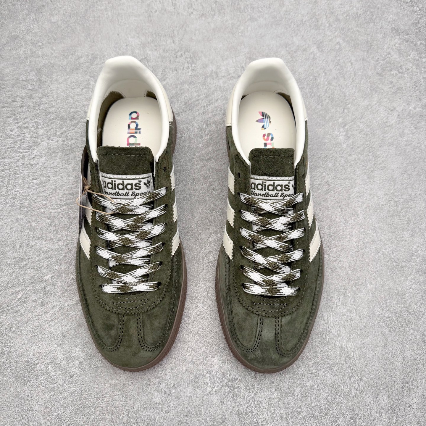 图片[2]-AD Originals Handball SPZL 手球运动员系列百搭休闲运动板鞋 KI5940 这款来自阿迪达斯的这款HANDBALL SPZL前身是一双手球运动鞋，这一次拿来复刻，所以鞋面的主要色彩选用了黑色， 鞋面外侧除了Spezial字母之外还有三叶草标志。Handball SPZL作为复古手球训练鞋与作为室内足球鞋的Samba有着异曲同工之处，但是质感更为出众的鞋身以及丰富的配色选择比起Samba来讲可以说是更胜一筹了！尺码：36 36⅔ 37⅓ 38 38⅔ 39⅓ 40 40⅔ 41⅓ 42 42⅔ 43⅓ 44 45-选品中心