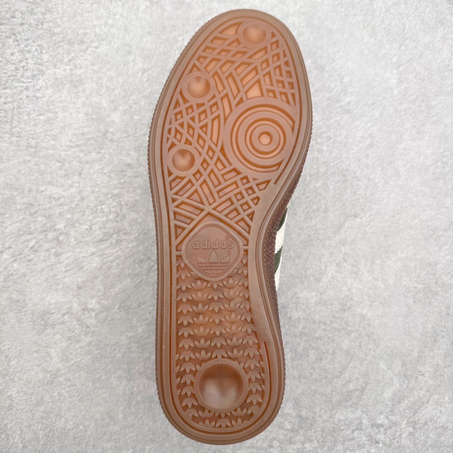 图片[9]-AD Originals Handball SPZL 手球运动员系列百搭休闲运动板鞋 KI5940 这款来自阿迪达斯的这款HANDBALL SPZL前身是一双手球运动鞋，这一次拿来复刻，所以鞋面的主要色彩选用了黑色， 鞋面外侧除了Spezial字母之外还有三叶草标志。Handball SPZL作为复古手球训练鞋与作为室内足球鞋的Samba有着异曲同工之处，但是质感更为出众的鞋身以及丰富的配色选择比起Samba来讲可以说是更胜一筹了！尺码：36 36⅔ 37⅓ 38 38⅔ 39⅓ 40 40⅔ 41⅓ 42 42⅔ 43⅓ 44 45-选品中心