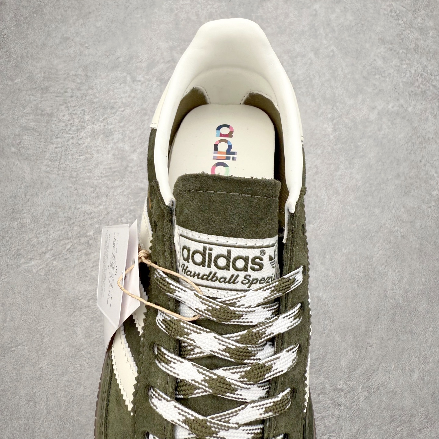 图片[5]-AD Originals Handball SPZL 手球运动员系列百搭休闲运动板鞋 KI5940 这款来自阿迪达斯的这款HANDBALL SPZL前身是一双手球运动鞋，这一次拿来复刻，所以鞋面的主要色彩选用了黑色， 鞋面外侧除了Spezial字母之外还有三叶草标志。Handball SPZL作为复古手球训练鞋与作为室内足球鞋的Samba有着异曲同工之处，但是质感更为出众的鞋身以及丰富的配色选择比起Samba来讲可以说是更胜一筹了！尺码：36 36⅔ 37⅓ 38 38⅔ 39⅓ 40 40⅔ 41⅓ 42 42⅔ 43⅓ 44 45-选品中心