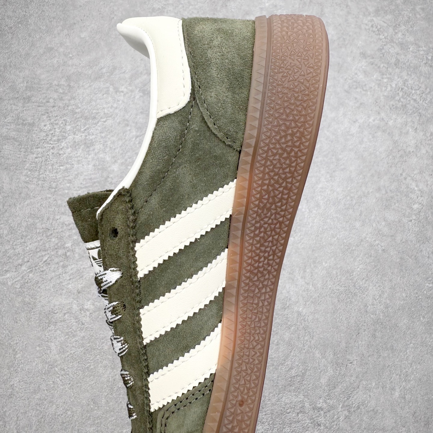 图片[7]-AD Originals Handball SPZL 手球运动员系列百搭休闲运动板鞋 KI5940 这款来自阿迪达斯的这款HANDBALL SPZL前身是一双手球运动鞋，这一次拿来复刻，所以鞋面的主要色彩选用了黑色， 鞋面外侧除了Spezial字母之外还有三叶草标志。Handball SPZL作为复古手球训练鞋与作为室内足球鞋的Samba有着异曲同工之处，但是质感更为出众的鞋身以及丰富的配色选择比起Samba来讲可以说是更胜一筹了！尺码：36 36⅔ 37⅓ 38 38⅔ 39⅓ 40 40⅔ 41⅓ 42 42⅔ 43⅓ 44 45-选品中心