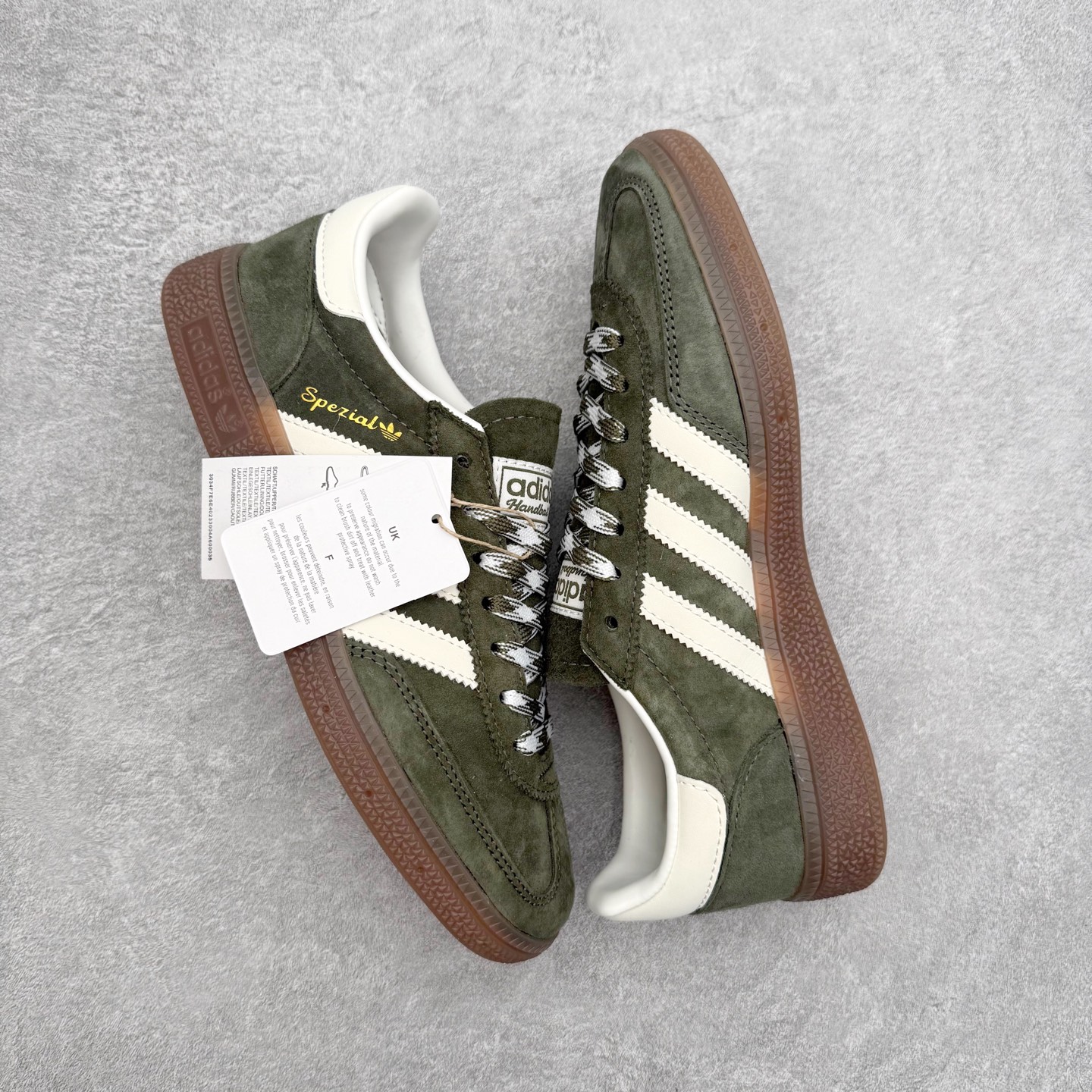 图片[3]-AD Originals Handball SPZL 手球运动员系列百搭休闲运动板鞋 KI5940 这款来自阿迪达斯的这款HANDBALL SPZL前身是一双手球运动鞋，这一次拿来复刻，所以鞋面的主要色彩选用了黑色， 鞋面外侧除了Spezial字母之外还有三叶草标志。Handball SPZL作为复古手球训练鞋与作为室内足球鞋的Samba有着异曲同工之处，但是质感更为出众的鞋身以及丰富的配色选择比起Samba来讲可以说是更胜一筹了！尺码：36 36⅔ 37⅓ 38 38⅔ 39⅓ 40 40⅔ 41⅓ 42 42⅔ 43⅓ 44 45-选品中心