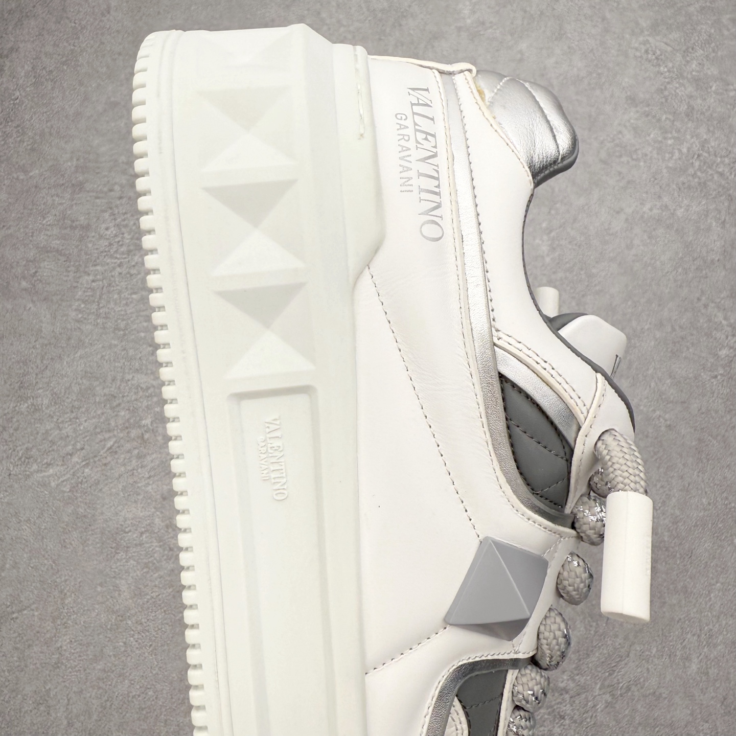 图片[6]-Valentino 华伦天奴 新款休闲鞋走秀情侣爆款 粗鞋带面包鞋休闲鞋 Elsa Hosk张艺兴 关晓彤等众多明星同款 pink pp系列芭比粉被eanor Hosk 穿出了不一样的随性和时髦 阿那亚大秀可谓是刷爆了时尚圈！鞋面全油边 面料：定制牛皮+冲孔工艺，独家开模TPU大底 全套包装 尺码：35 36 37 38 39 40 41 42 43 44 45-选品中心