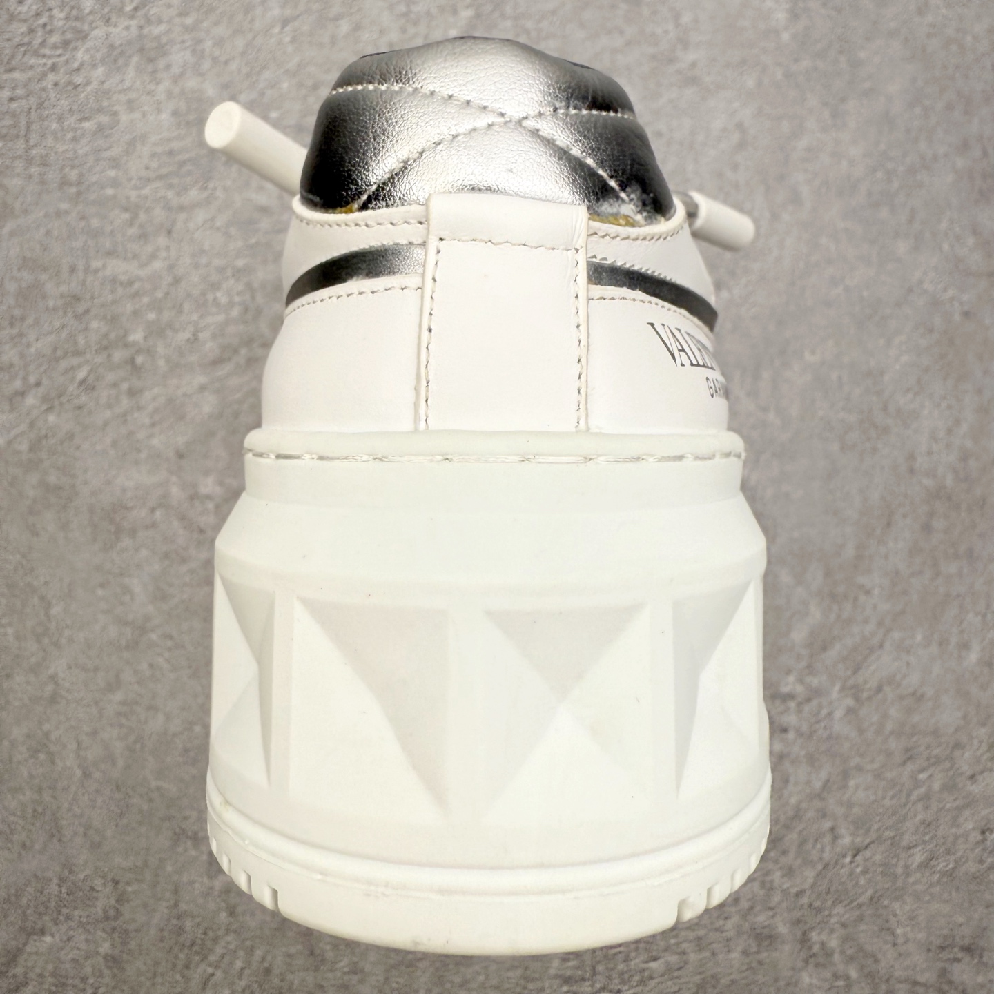 图片[8]-Valentino 华伦天奴 新款休闲鞋走秀情侣爆款 粗鞋带面包鞋休闲鞋 Elsa Hosk张艺兴 关晓彤等众多明星同款 pink pp系列芭比粉被eanor Hosk 穿出了不一样的随性和时髦 阿那亚大秀可谓是刷爆了时尚圈！鞋面全油边 面料：定制牛皮+冲孔工艺，独家开模TPU大底 全套包装 尺码：35 36 37 38 39 40 41 42 43 44 45-选品中心