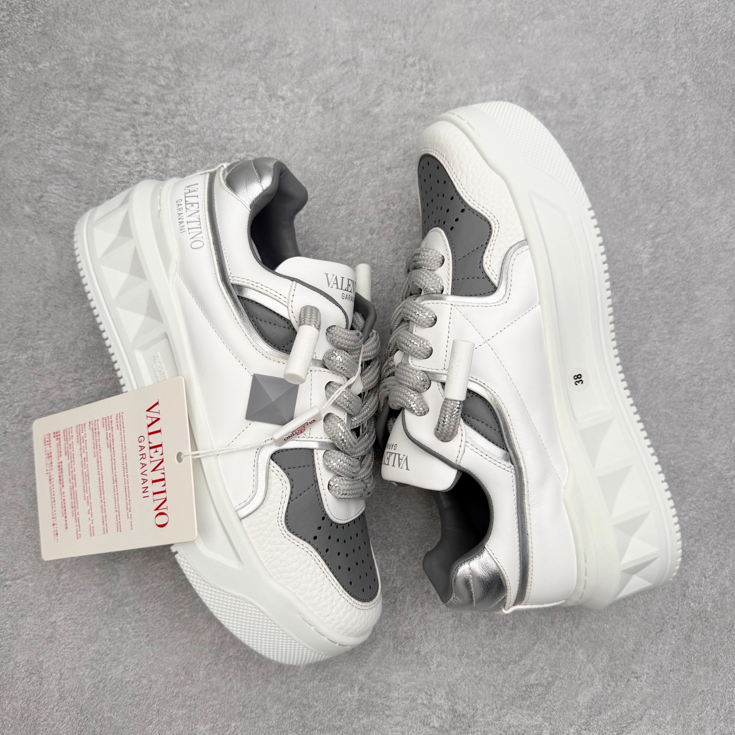 图片[3]-Valentino 华伦天奴 新款休闲鞋走秀情侣爆款 粗鞋带面包鞋休闲鞋 Elsa Hosk张艺兴 关晓彤等众多明星同款 pink pp系列芭比粉被eanor Hosk 穿出了不一样的随性和时髦 阿那亚大秀可谓是刷爆了时尚圈！鞋面全油边 面料：定制牛皮+冲孔工艺，独家开模TPU大底 全套包装 尺码：35 36 37 38 39 40 41 42 43 44 45-选品中心