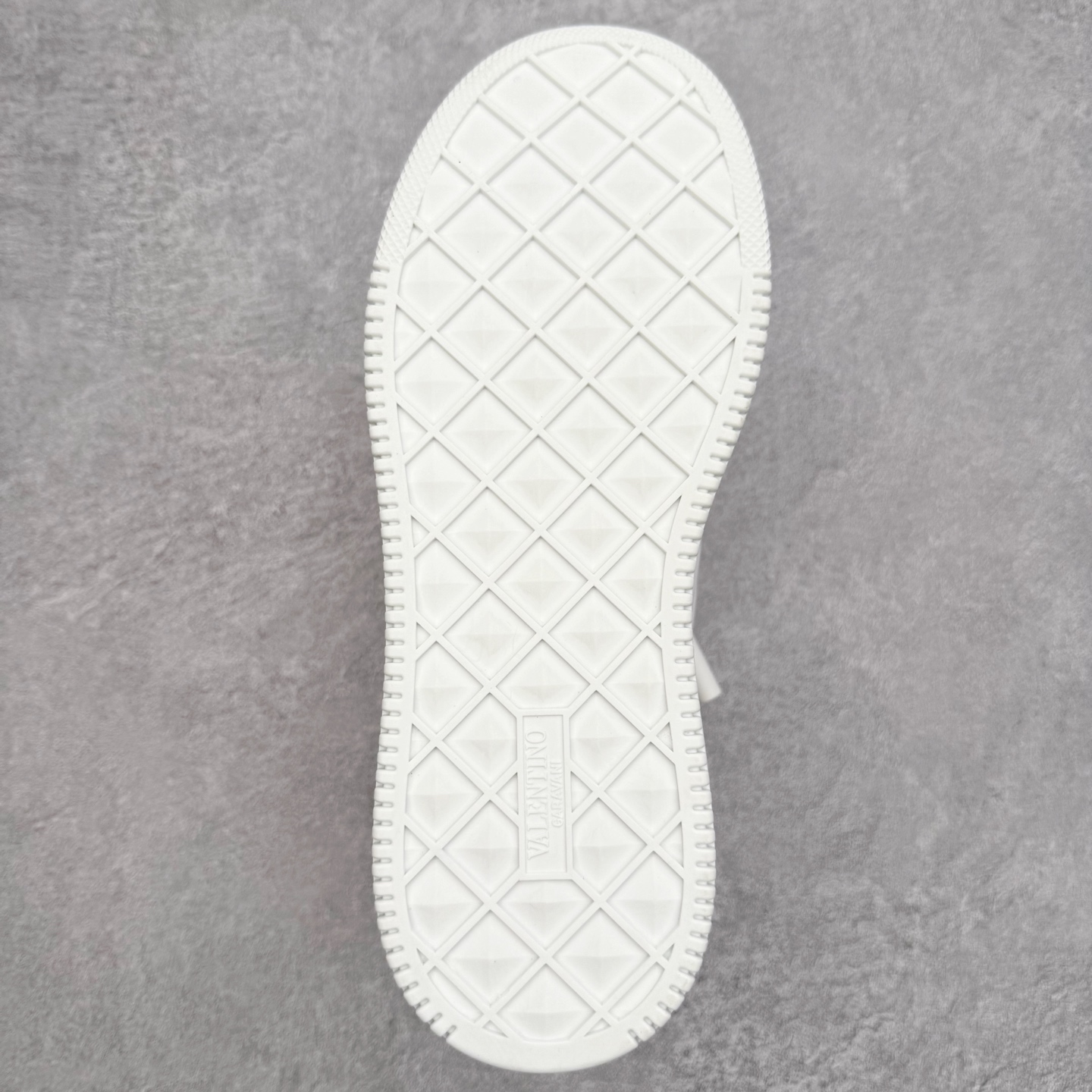 图片[9]-Valentino 华伦天奴 新款休闲鞋走秀情侣爆款 粗鞋带面包鞋休闲鞋 Elsa Hosk张艺兴 关晓彤等众多明星同款 pink pp系列芭比粉被eanor Hosk 穿出了不一样的随性和时髦 阿那亚大秀可谓是刷爆了时尚圈！鞋面全油边 面料：定制牛皮+冲孔工艺，独家开模TPU大底 全套包装 尺码：35 36 37 38 39 40 41 42 43 44 45-选品中心