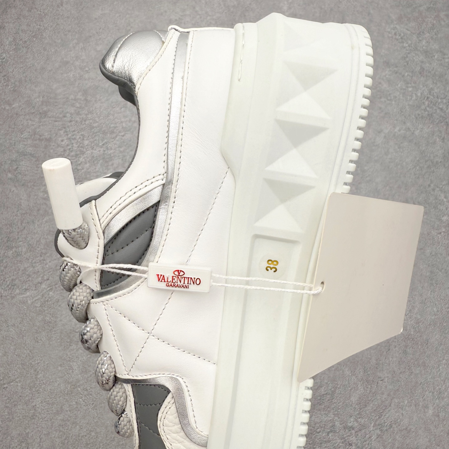 图片[7]-Valentino 华伦天奴 新款休闲鞋走秀情侣爆款 粗鞋带面包鞋休闲鞋 Elsa Hosk张艺兴 关晓彤等众多明星同款 pink pp系列芭比粉被eanor Hosk 穿出了不一样的随性和时髦 阿那亚大秀可谓是刷爆了时尚圈！鞋面全油边 面料：定制牛皮+冲孔工艺，独家开模TPU大底 全套包装 尺码：35 36 37 38 39 40 41 42 43 44 45-选品中心