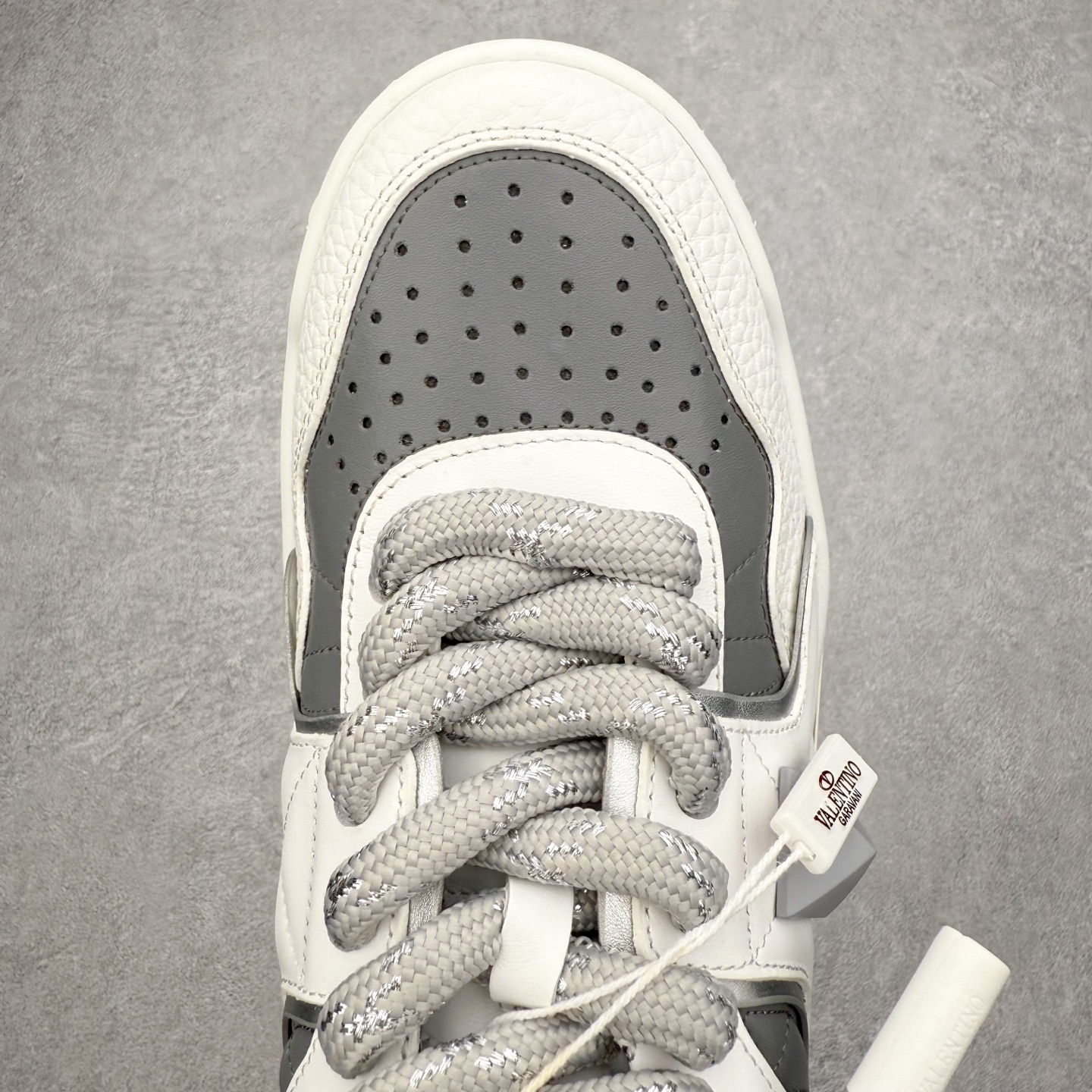 图片[4]-Valentino 华伦天奴 新款休闲鞋走秀情侣爆款 粗鞋带面包鞋休闲鞋 Elsa Hosk张艺兴 关晓彤等众多明星同款 pink pp系列芭比粉被eanor Hosk 穿出了不一样的随性和时髦 阿那亚大秀可谓是刷爆了时尚圈！鞋面全油边 面料：定制牛皮+冲孔工艺，独家开模TPU大底 全套包装 尺码：35 36 37 38 39 40 41 42 43 44 45-选品中心