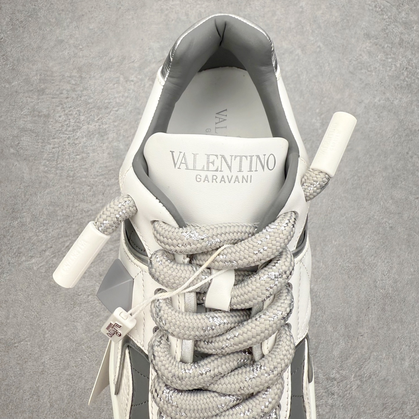 图片[5]-Valentino 华伦天奴 新款休闲鞋走秀情侣爆款 粗鞋带面包鞋休闲鞋 Elsa Hosk张艺兴 关晓彤等众多明星同款 pink pp系列芭比粉被eanor Hosk 穿出了不一样的随性和时髦 阿那亚大秀可谓是刷爆了时尚圈！鞋面全油边 面料：定制牛皮+冲孔工艺，独家开模TPU大底 全套包装 尺码：35 36 37 38 39 40 41 42 43 44 45-选品中心