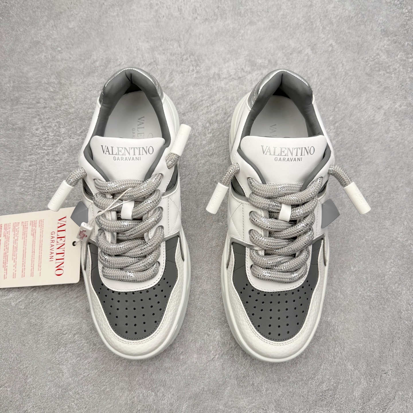 图片[2]-Valentino 华伦天奴 新款休闲鞋走秀情侣爆款 粗鞋带面包鞋休闲鞋 Elsa Hosk张艺兴 关晓彤等众多明星同款 pink pp系列芭比粉被eanor Hosk 穿出了不一样的随性和时髦 阿那亚大秀可谓是刷爆了时尚圈！鞋面全油边 面料：定制牛皮+冲孔工艺，独家开模TPU大底 全套包装 尺码：35 36 37 38 39 40 41 42 43 44 45-选品中心