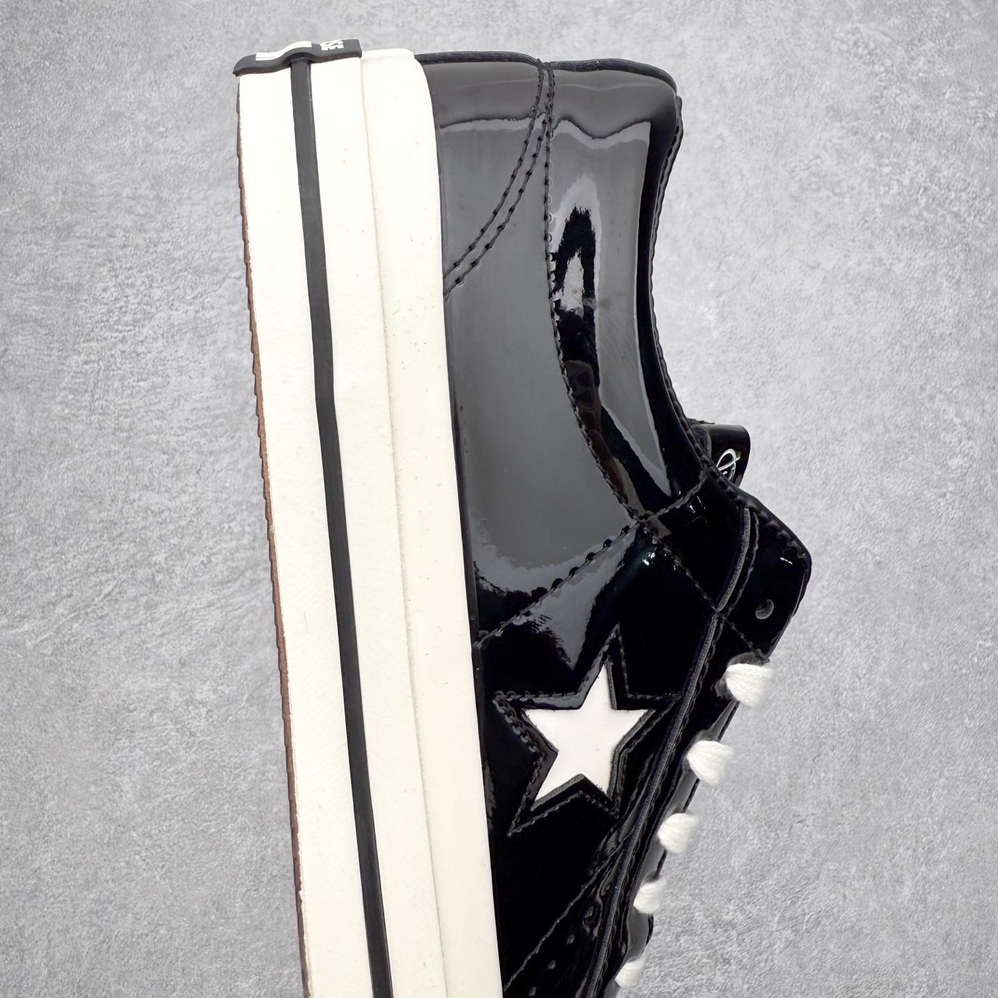 图片[6]-Noritake/则武 x Converse ONE STAR 95 漆皮黑武士 匡威官方 经典舒适低帮休闲板鞋 以经典One Star鞋型为蓝本 亮面漆皮搭配白色星星Logo 自带反光效果 简约又极具辨识度 货号：A17901C 尺码：35 36 36.5 37 37.5 38 39 39.5 40 41 41.5 42 42.5 43 44-选品中心