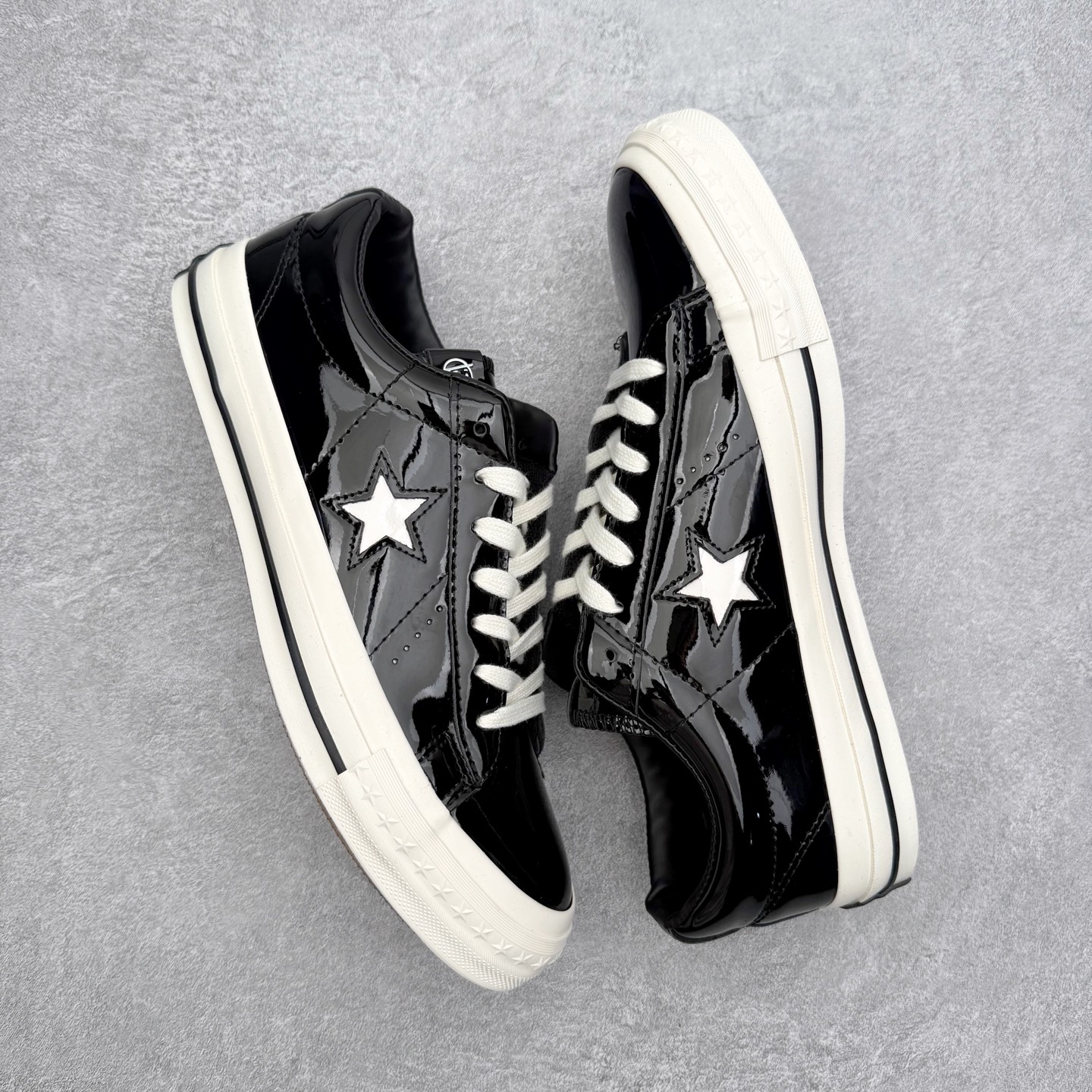 图片[3]-Noritake/则武 x Converse ONE STAR 95 漆皮黑武士 匡威官方 经典舒适低帮休闲板鞋 以经典One Star鞋型为蓝本 亮面漆皮搭配白色星星Logo 自带反光效果 简约又极具辨识度 货号：A17901C 尺码：35 36 36.5 37 37.5 38 39 39.5 40 41 41.5 42 42.5 43 44-选品中心
