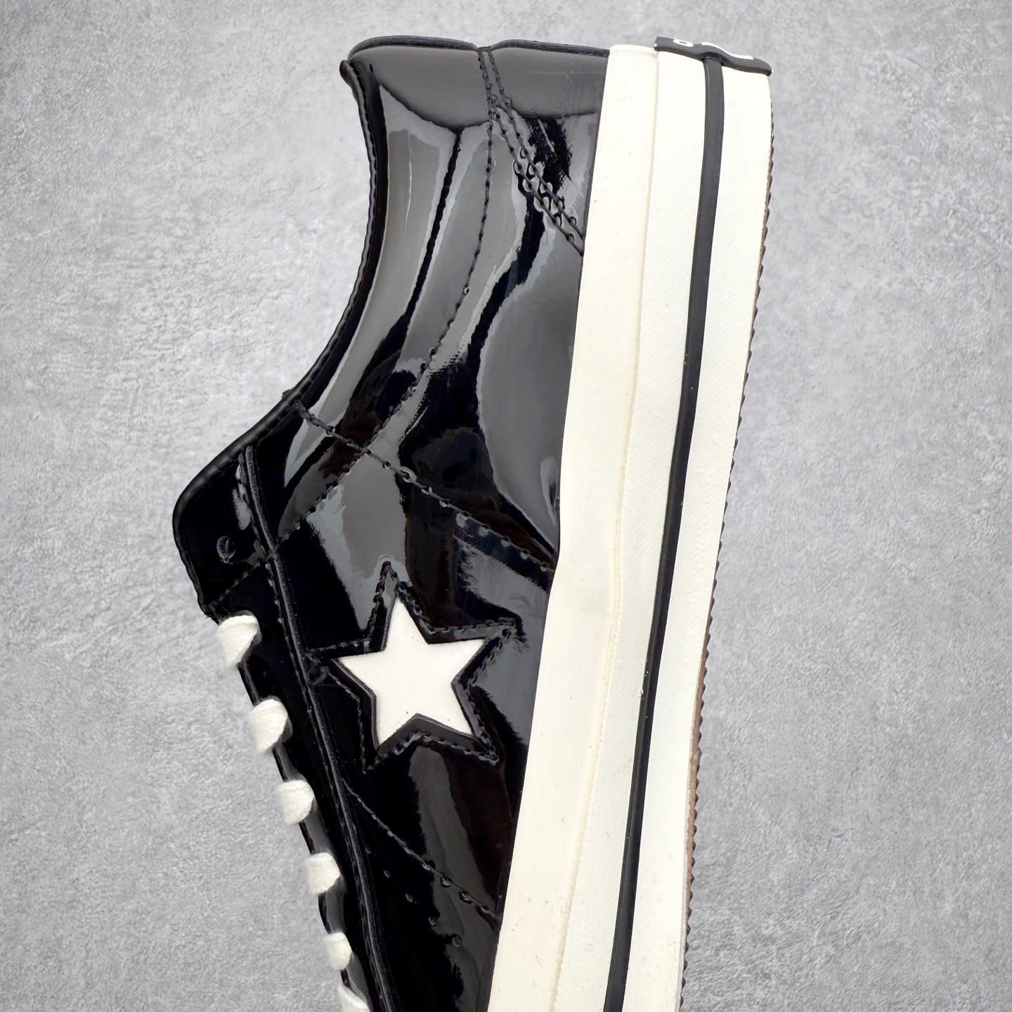 图片[7]-Noritake/则武 x Converse ONE STAR 95 漆皮黑武士 匡威官方 经典舒适低帮休闲板鞋 以经典One Star鞋型为蓝本 亮面漆皮搭配白色星星Logo 自带反光效果 简约又极具辨识度 货号：A17901C 尺码：35 36 36.5 37 37.5 38 39 39.5 40 41 41.5 42 42.5 43 44-选品中心