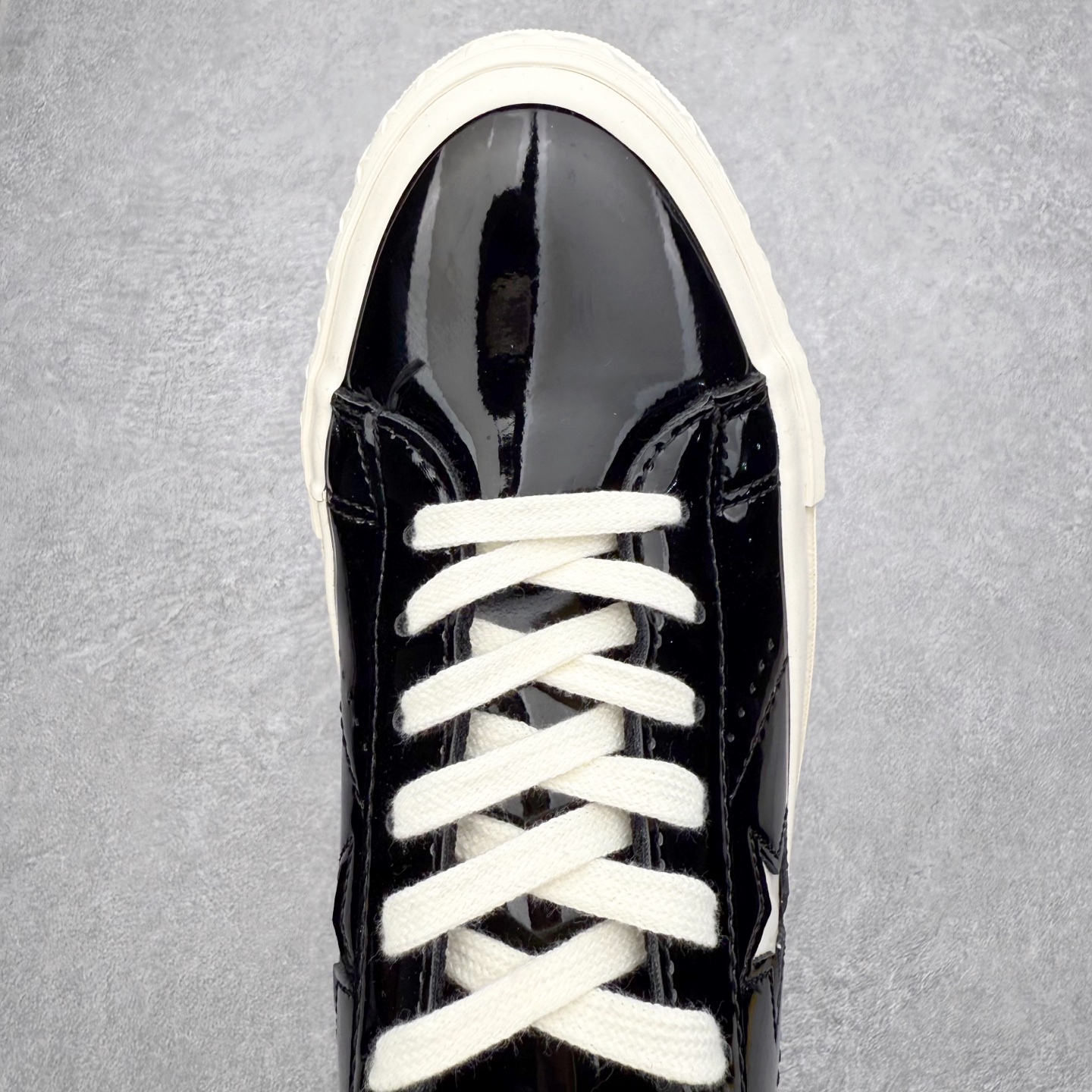 图片[4]-Noritake/则武 x Converse ONE STAR 95 漆皮黑武士 匡威官方 经典舒适低帮休闲板鞋 以经典One Star鞋型为蓝本 亮面漆皮搭配白色星星Logo 自带反光效果 简约又极具辨识度 货号：A17901C 尺码：35 36 36.5 37 37.5 38 39 39.5 40 41 41.5 42 42.5 43 44-选品中心