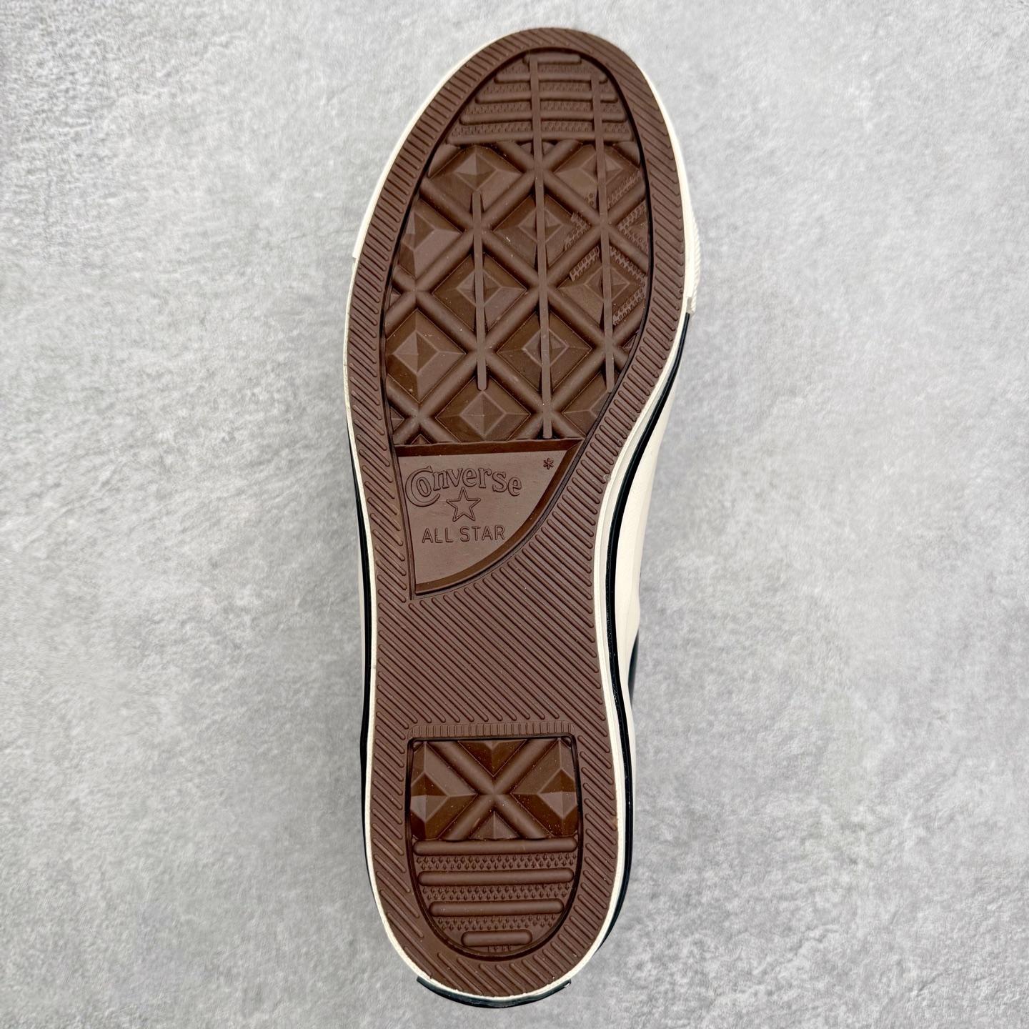 图片[9]-Noritake/则武 x Converse ONE STAR 95 漆皮黑武士 匡威官方 经典舒适低帮休闲板鞋 以经典One Star鞋型为蓝本 亮面漆皮搭配白色星星Logo 自带反光效果 简约又极具辨识度 货号：A17901C 尺码：35 36 36.5 37 37.5 38 39 39.5 40 41 41.5 42 42.5 43 44-选品中心