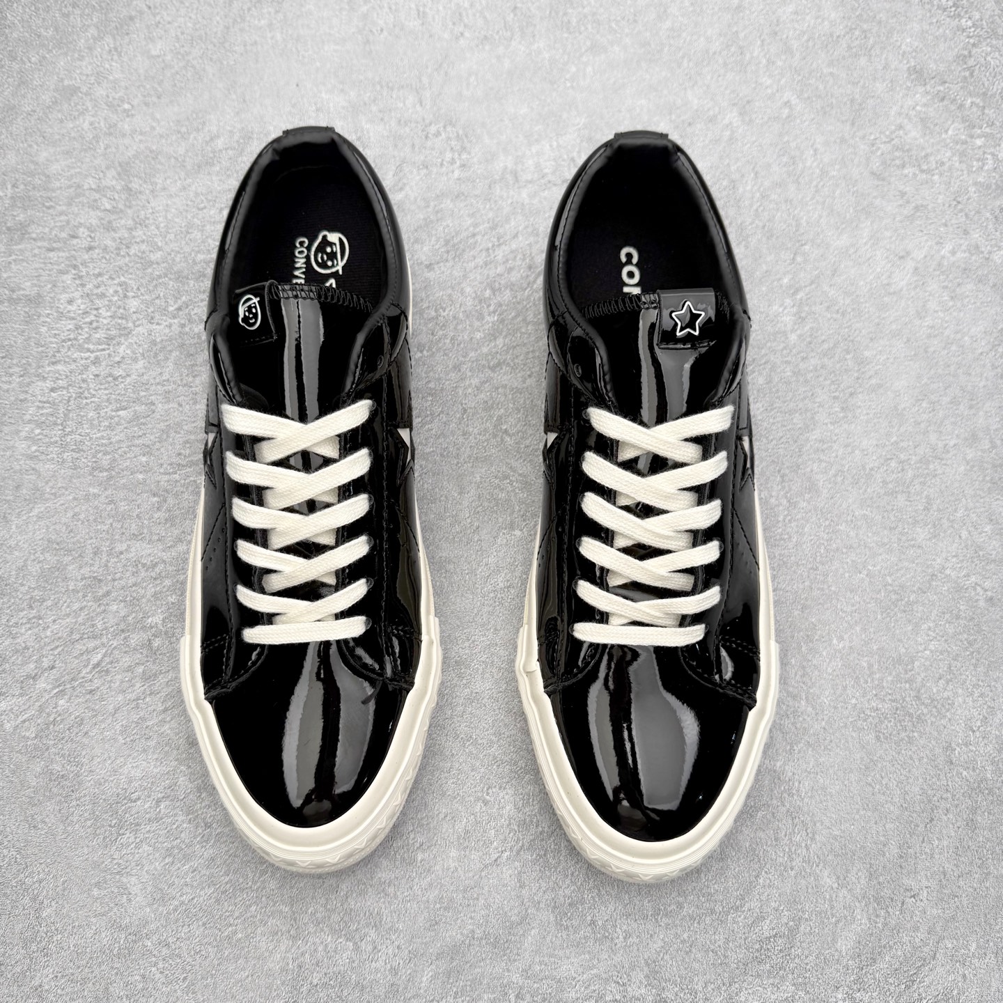 图片[2]-Noritake/则武 x Converse ONE STAR 95 漆皮黑武士 匡威官方 经典舒适低帮休闲板鞋 以经典One Star鞋型为蓝本 亮面漆皮搭配白色星星Logo 自带反光效果 简约又极具辨识度 货号：A17901C 尺码：35 36 36.5 37 37.5 38 39 39.5 40 41 41.5 42 42.5 43 44-选品中心