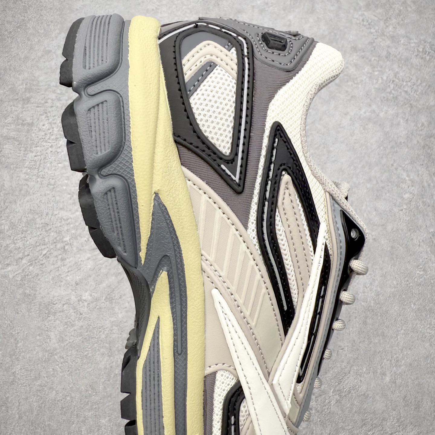 图片[6]-锐步Reebok Premier Road Ultra LTD 总理路跑系列低帮复古百搭休闲运动慢跑鞋 从健身到街头，从不循规蹈矩的国际运动品牌Reebok锐步，以“Life Is Not a Spectator Sport”的宣言，不断将先锋ICON带给年轻一代—继承先锋的健身DNA与深厚的街头文化沉淀，锐步鼓励所有人突破自我极限，拥抱未知、健身和例外的生活方式，以坚定的自我态度拥抱属于自己的未来。尺码：36 36.5 37.5 38 38.5 39 40 40.5 41 42 42.5 43 44 44.5 45-选品中心