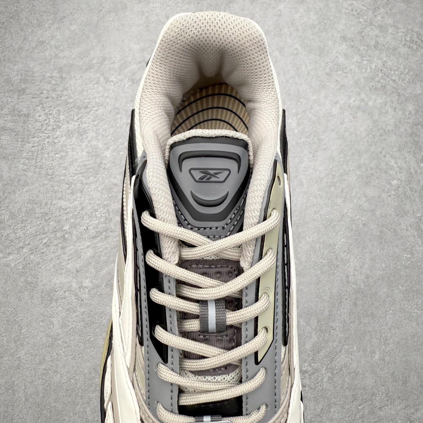 图片[5]-锐步Reebok Premier Road Ultra LTD 总理路跑系列低帮复古百搭休闲运动慢跑鞋 从健身到街头，从不循规蹈矩的国际运动品牌Reebok锐步，以“Life Is Not a Spectator Sport”的宣言，不断将先锋ICON带给年轻一代—继承先锋的健身DNA与深厚的街头文化沉淀，锐步鼓励所有人突破自我极限，拥抱未知、健身和例外的生活方式，以坚定的自我态度拥抱属于自己的未来。尺码：36 36.5 37.5 38 38.5 39 40 40.5 41 42 42.5 43 44 44.5 45-选品中心