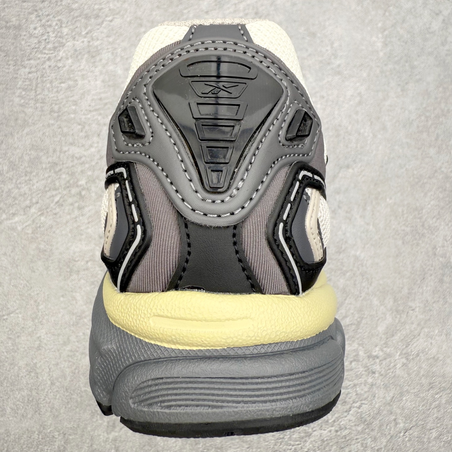 图片[8]-锐步Reebok Premier Road Ultra LTD 总理路跑系列低帮复古百搭休闲运动慢跑鞋 从健身到街头，从不循规蹈矩的国际运动品牌Reebok锐步，以“Life Is Not a Spectator Sport”的宣言，不断将先锋ICON带给年轻一代—继承先锋的健身DNA与深厚的街头文化沉淀，锐步鼓励所有人突破自我极限，拥抱未知、健身和例外的生活方式，以坚定的自我态度拥抱属于自己的未来。尺码：36 36.5 37.5 38 38.5 39 40 40.5 41 42 42.5 43 44 44.5 45-选品中心