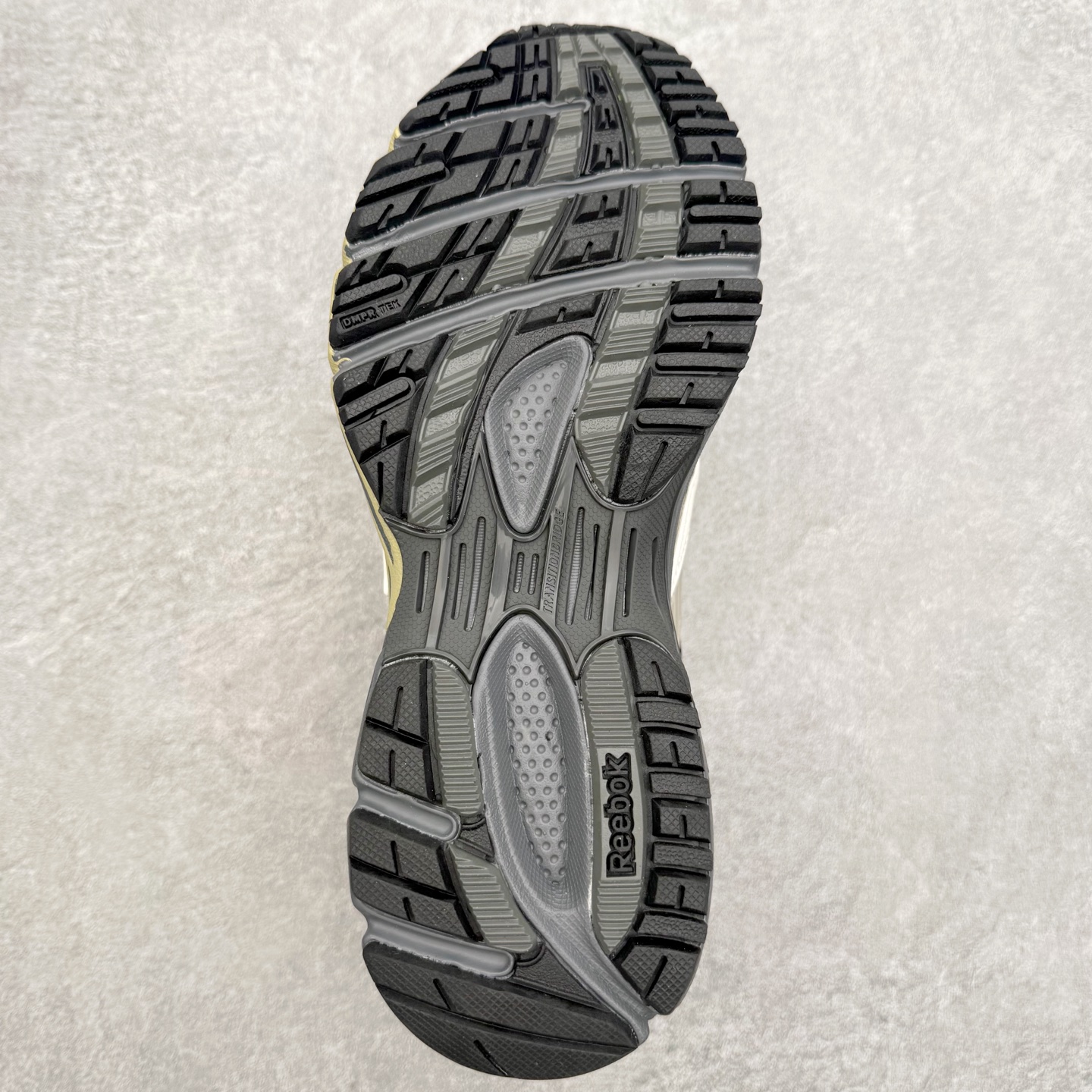 图片[9]-锐步Reebok Premier Road Ultra LTD 总理路跑系列低帮复古百搭休闲运动慢跑鞋 从健身到街头，从不循规蹈矩的国际运动品牌Reebok锐步，以“Life Is Not a Spectator Sport”的宣言，不断将先锋ICON带给年轻一代—继承先锋的健身DNA与深厚的街头文化沉淀，锐步鼓励所有人突破自我极限，拥抱未知、健身和例外的生活方式，以坚定的自我态度拥抱属于自己的未来。尺码：36 36.5 37.5 38 38.5 39 40 40.5 41 42 42.5 43 44 44.5 45-选品中心