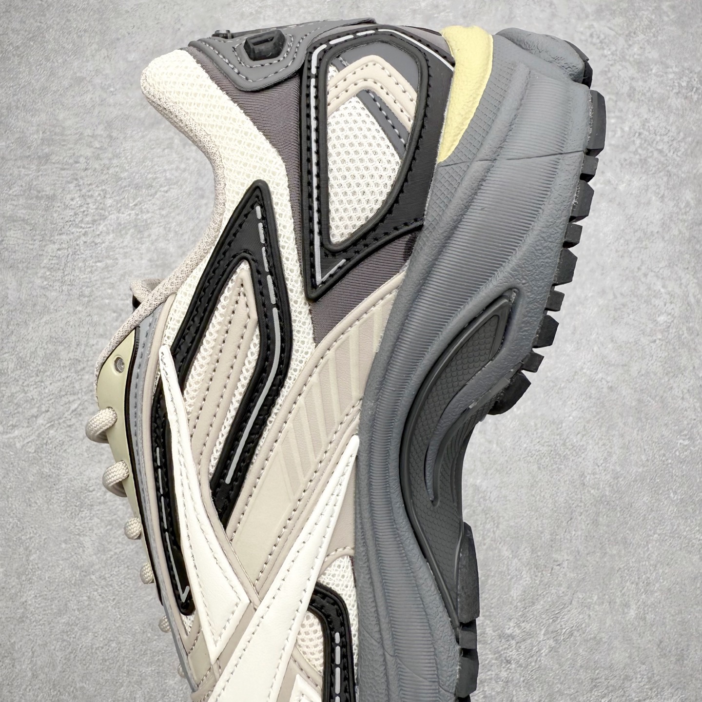 图片[7]-锐步Reebok Premier Road Ultra LTD 总理路跑系列低帮复古百搭休闲运动慢跑鞋 从健身到街头，从不循规蹈矩的国际运动品牌Reebok锐步，以“Life Is Not a Spectator Sport”的宣言，不断将先锋ICON带给年轻一代—继承先锋的健身DNA与深厚的街头文化沉淀，锐步鼓励所有人突破自我极限，拥抱未知、健身和例外的生活方式，以坚定的自我态度拥抱属于自己的未来。尺码：36 36.5 37.5 38 38.5 39 40 40.5 41 42 42.5 43 44 44.5 45-选品中心