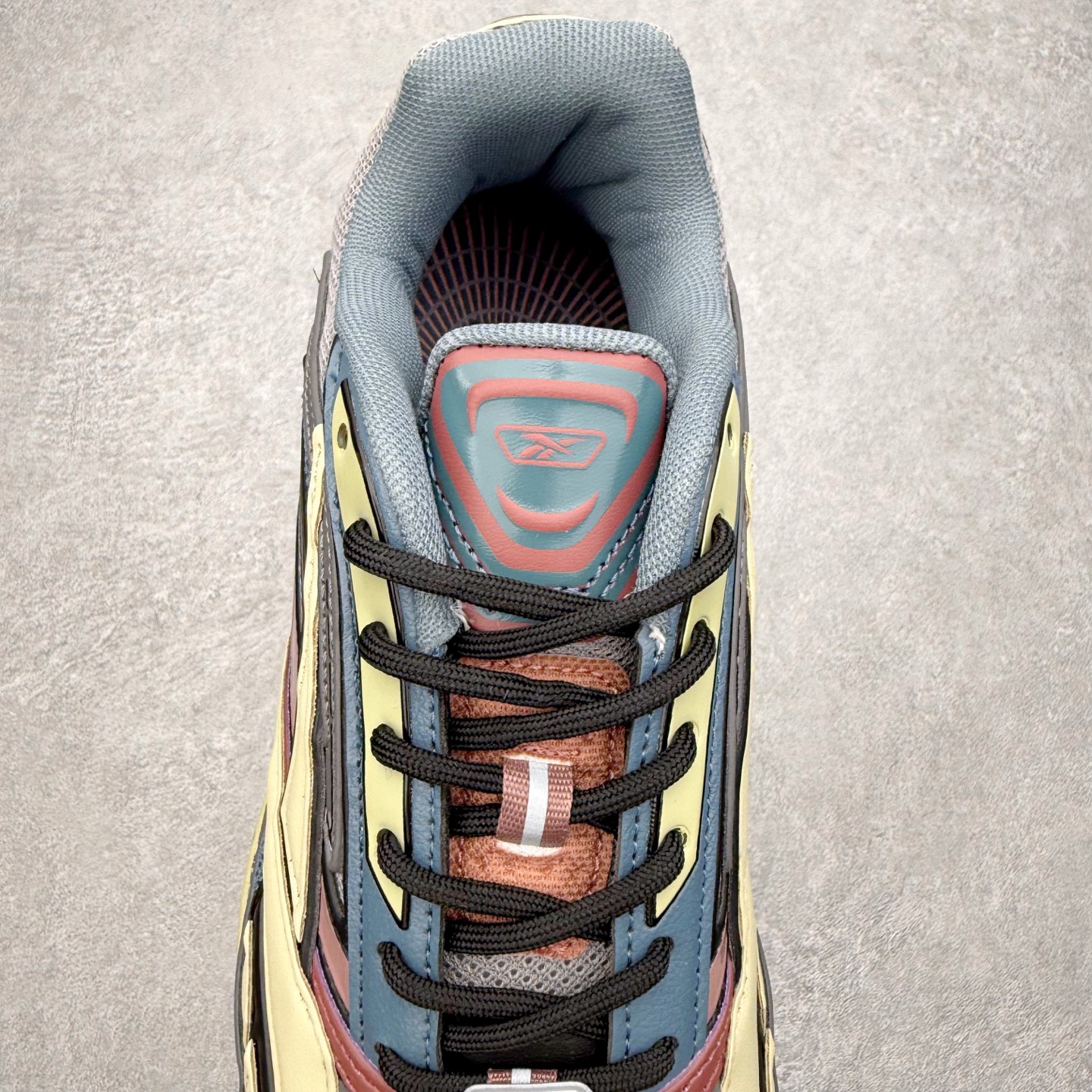 图片[5]-锐步Reebok Premier Road Ultra LTD 总理路跑系列低帮复古百搭休闲运动慢跑鞋 从健身到街头，从不循规蹈矩的国际运动品牌Reebok锐步，以“Life Is Not a Spectator Sport”的宣言，不断将先锋ICON带给年轻一代—继承先锋的健身DNA与深厚的街头文化沉淀，锐步鼓励所有人突破自我极限，拥抱未知、健身和例外的生活方式，以坚定的自我态度拥抱属于自己的未来。尺码：36 36.5 37.5 38 38.5 39 40 40.5 41 42 42.5 43 44 44.5 45-选品中心