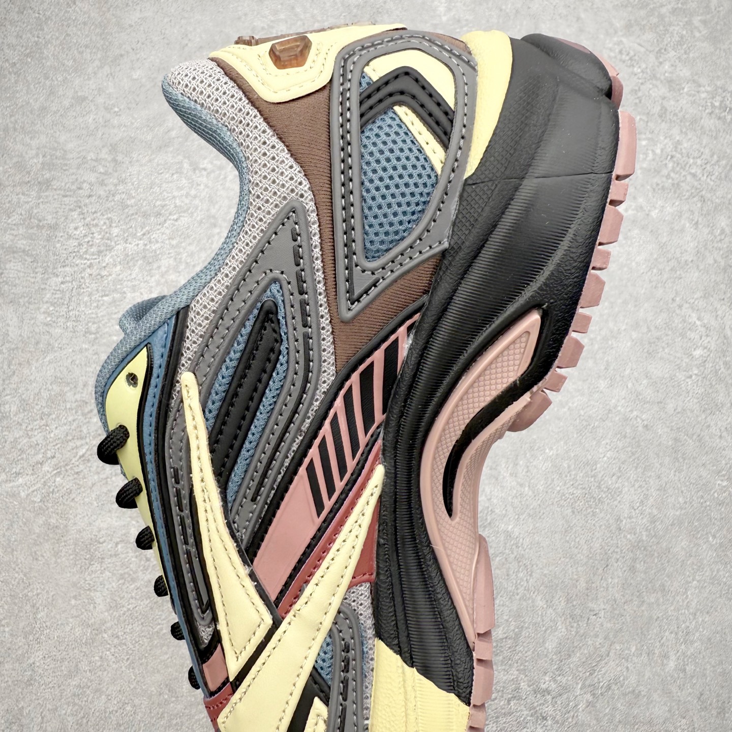 图片[7]-锐步Reebok Premier Road Ultra LTD 总理路跑系列低帮复古百搭休闲运动慢跑鞋 从健身到街头，从不循规蹈矩的国际运动品牌Reebok锐步，以“Life Is Not a Spectator Sport”的宣言，不断将先锋ICON带给年轻一代—继承先锋的健身DNA与深厚的街头文化沉淀，锐步鼓励所有人突破自我极限，拥抱未知、健身和例外的生活方式，以坚定的自我态度拥抱属于自己的未来。尺码：36 36.5 37.5 38 38.5 39 40 40.5 41 42 42.5 43 44 44.5 45-选品中心