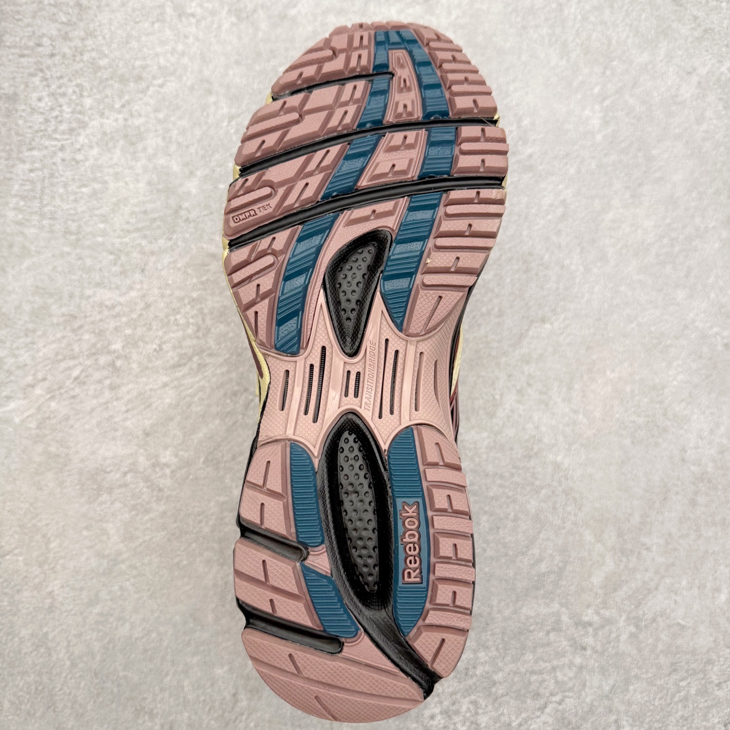 图片[9]-锐步Reebok Premier Road Ultra LTD 总理路跑系列低帮复古百搭休闲运动慢跑鞋 从健身到街头，从不循规蹈矩的国际运动品牌Reebok锐步，以“Life Is Not a Spectator Sport”的宣言，不断将先锋ICON带给年轻一代—继承先锋的健身DNA与深厚的街头文化沉淀，锐步鼓励所有人突破自我极限，拥抱未知、健身和例外的生活方式，以坚定的自我态度拥抱属于自己的未来。尺码：36 36.5 37.5 38 38.5 39 40 40.5 41 42 42.5 43 44 44.5 45-选品中心