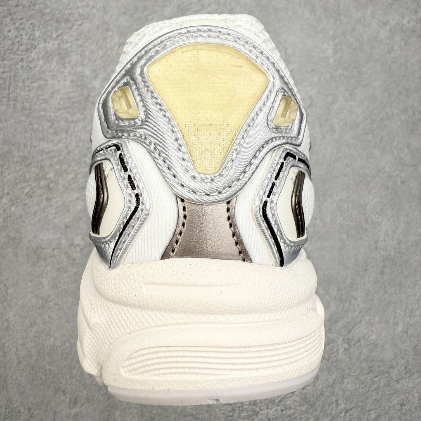 图片[8]-锐步Reebok Premier Road Ultra LTD 总理路跑系列低帮复古百搭休闲运动慢跑鞋 从健身到街头，从不循规蹈矩的国际运动品牌Reebok锐步，以“Life Is Not a Spectator Sport”的宣言，不断将先锋ICON带给年轻一代—继承先锋的健身DNA与深厚的街头文化沉淀，锐步鼓励所有人突破自我极限，拥抱未知、健身和例外的生活方式，以坚定的自我态度拥抱属于自己的未来。尺码：36 36.5 37.5 38 38.5 39 40 40.5 41 42 42.5 43 44 44.5 45-选品中心