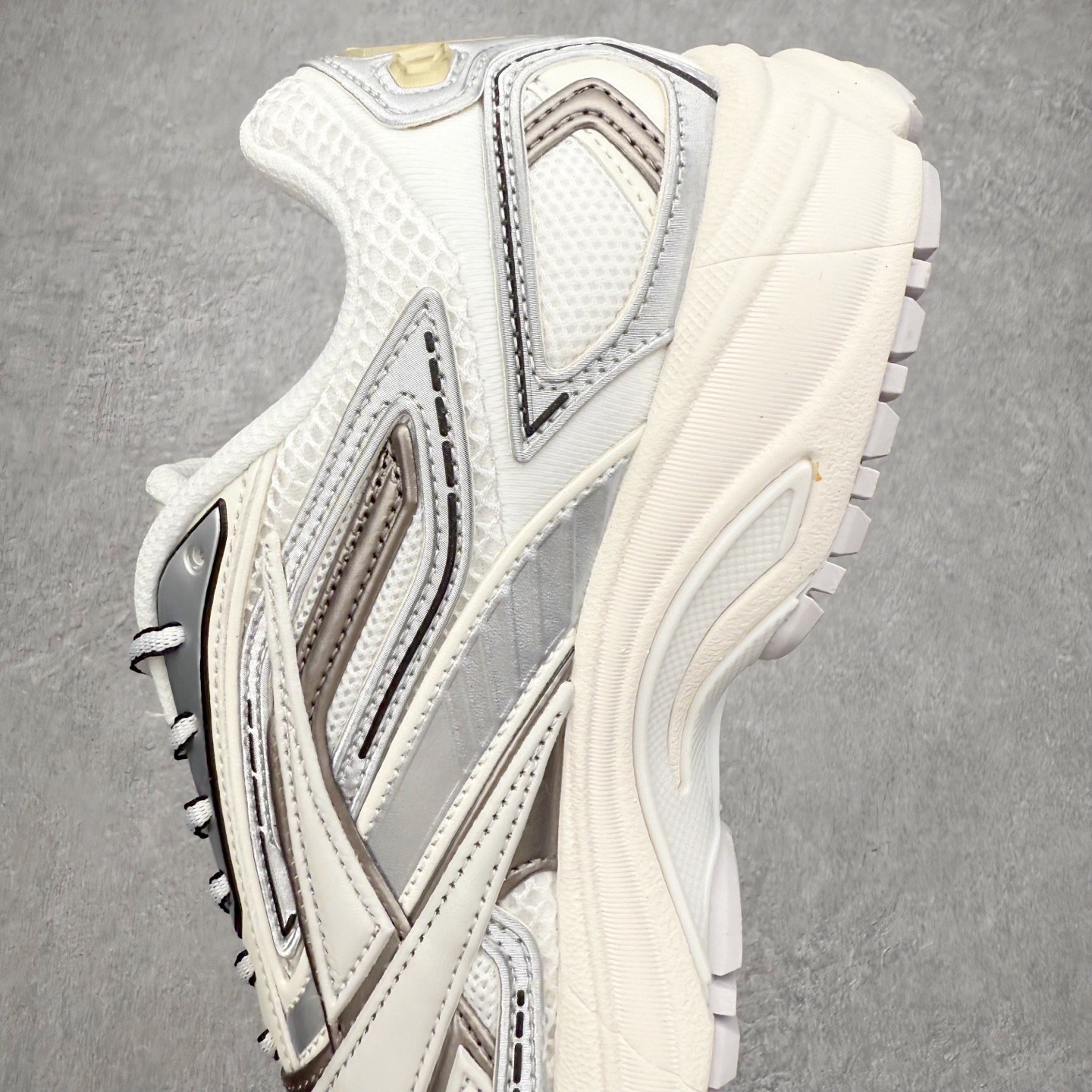 图片[7]-锐步Reebok Premier Road Ultra LTD 总理路跑系列低帮复古百搭休闲运动慢跑鞋 从健身到街头，从不循规蹈矩的国际运动品牌Reebok锐步，以“Life Is Not a Spectator Sport”的宣言，不断将先锋ICON带给年轻一代—继承先锋的健身DNA与深厚的街头文化沉淀，锐步鼓励所有人突破自我极限，拥抱未知、健身和例外的生活方式，以坚定的自我态度拥抱属于自己的未来。尺码：36 36.5 37.5 38 38.5 39 40 40.5 41 42 42.5 43 44 44.5 45-选品中心