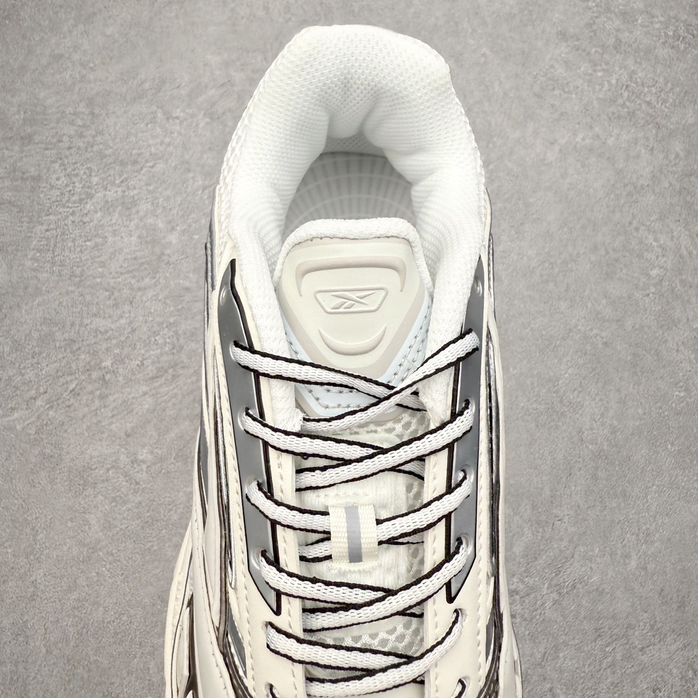 图片[5]-锐步Reebok Premier Road Ultra LTD 总理路跑系列低帮复古百搭休闲运动慢跑鞋 从健身到街头，从不循规蹈矩的国际运动品牌Reebok锐步，以“Life Is Not a Spectator Sport”的宣言，不断将先锋ICON带给年轻一代—继承先锋的健身DNA与深厚的街头文化沉淀，锐步鼓励所有人突破自我极限，拥抱未知、健身和例外的生活方式，以坚定的自我态度拥抱属于自己的未来。尺码：36 36.5 37.5 38 38.5 39 40 40.5 41 42 42.5 43 44 44.5 45-选品中心