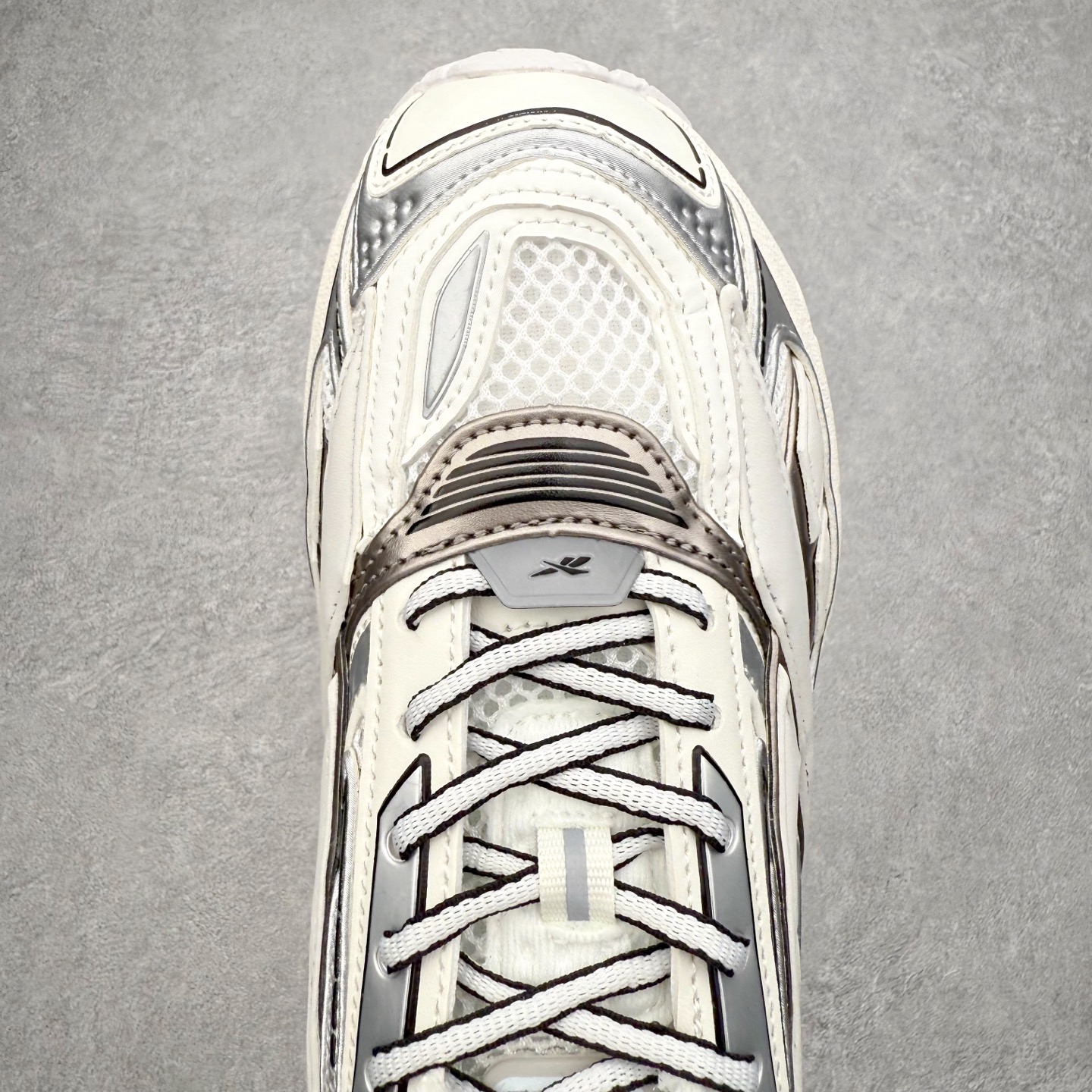 图片[4]-锐步Reebok Premier Road Ultra LTD 总理路跑系列低帮复古百搭休闲运动慢跑鞋 从健身到街头，从不循规蹈矩的国际运动品牌Reebok锐步，以“Life Is Not a Spectator Sport”的宣言，不断将先锋ICON带给年轻一代—继承先锋的健身DNA与深厚的街头文化沉淀，锐步鼓励所有人突破自我极限，拥抱未知、健身和例外的生活方式，以坚定的自我态度拥抱属于自己的未来。尺码：36 36.5 37.5 38 38.5 39 40 40.5 41 42 42.5 43 44 44.5 45-选品中心