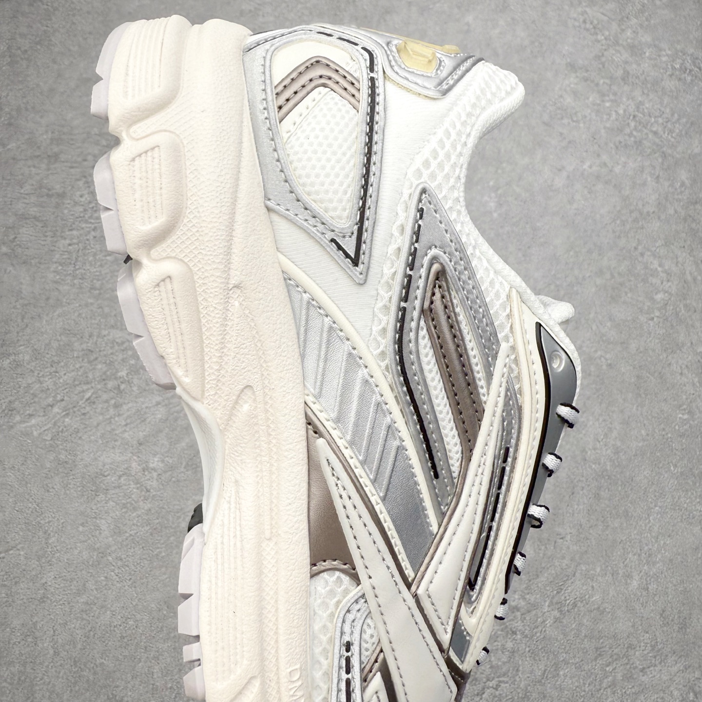 图片[6]-锐步Reebok Premier Road Ultra LTD 总理路跑系列低帮复古百搭休闲运动慢跑鞋 从健身到街头，从不循规蹈矩的国际运动品牌Reebok锐步，以“Life Is Not a Spectator Sport”的宣言，不断将先锋ICON带给年轻一代—继承先锋的健身DNA与深厚的街头文化沉淀，锐步鼓励所有人突破自我极限，拥抱未知、健身和例外的生活方式，以坚定的自我态度拥抱属于自己的未来。尺码：36 36.5 37.5 38 38.5 39 40 40.5 41 42 42.5 43 44 44.5 45-选品中心