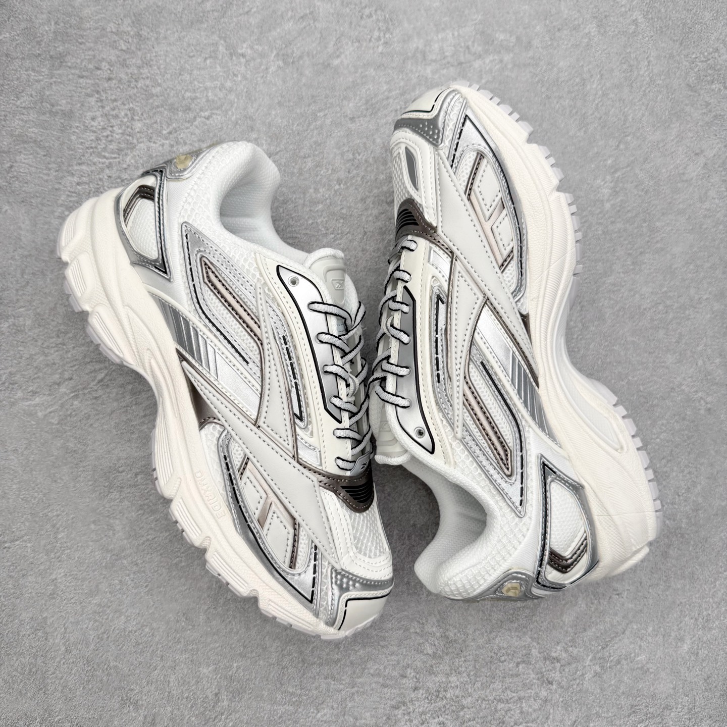 图片[3]-锐步Reebok Premier Road Ultra LTD 总理路跑系列低帮复古百搭休闲运动慢跑鞋 从健身到街头，从不循规蹈矩的国际运动品牌Reebok锐步，以“Life Is Not a Spectator Sport”的宣言，不断将先锋ICON带给年轻一代—继承先锋的健身DNA与深厚的街头文化沉淀，锐步鼓励所有人突破自我极限，拥抱未知、健身和例外的生活方式，以坚定的自我态度拥抱属于自己的未来。尺码：36 36.5 37.5 38 38.5 39 40 40.5 41 42 42.5 43 44 44.5 45-选品中心