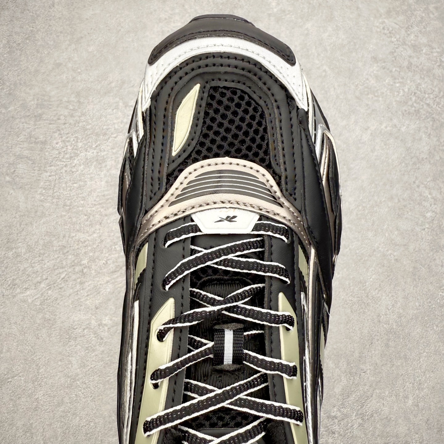 图片[4]-锐步Reebok Premier Road Ultra LTD 总理路跑系列低帮复古百搭休闲运动慢跑鞋 从健身到街头，从不循规蹈矩的国际运动品牌Reebok锐步，以“Life Is Not a Spectator Sport”的宣言，不断将先锋ICON带给年轻一代—继承先锋的健身DNA与深厚的街头文化沉淀，锐步鼓励所有人突破自我极限，拥抱未知、健身和例外的生活方式，以坚定的自我态度拥抱属于自己的未来。尺码：36 36.5 37.5 38 38.5 39 40 40.5 41 42 42.5 43 44 44.5 45-选品中心