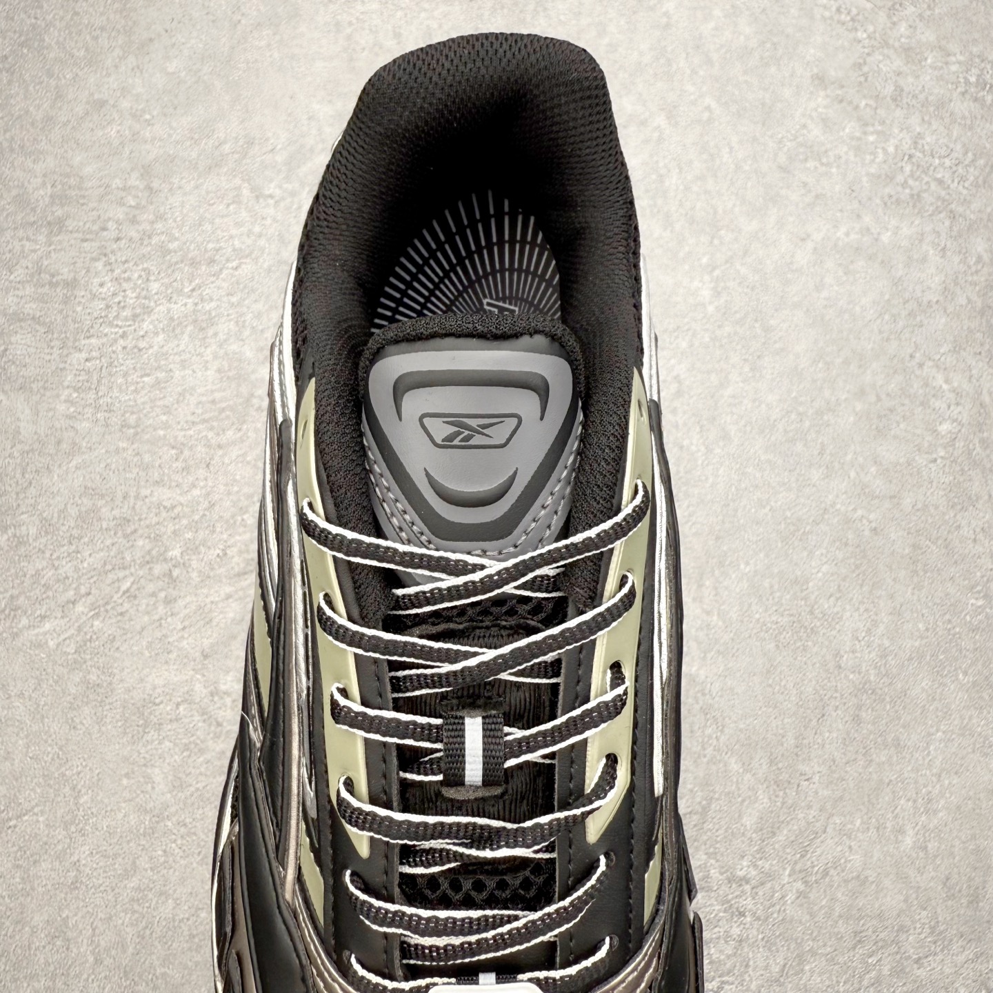 图片[5]-锐步Reebok Premier Road Ultra LTD 总理路跑系列低帮复古百搭休闲运动慢跑鞋 从健身到街头，从不循规蹈矩的国际运动品牌Reebok锐步，以“Life Is Not a Spectator Sport”的宣言，不断将先锋ICON带给年轻一代—继承先锋的健身DNA与深厚的街头文化沉淀，锐步鼓励所有人突破自我极限，拥抱未知、健身和例外的生活方式，以坚定的自我态度拥抱属于自己的未来。尺码：36 36.5 37.5 38 38.5 39 40 40.5 41 42 42.5 43 44 44.5 45-选品中心